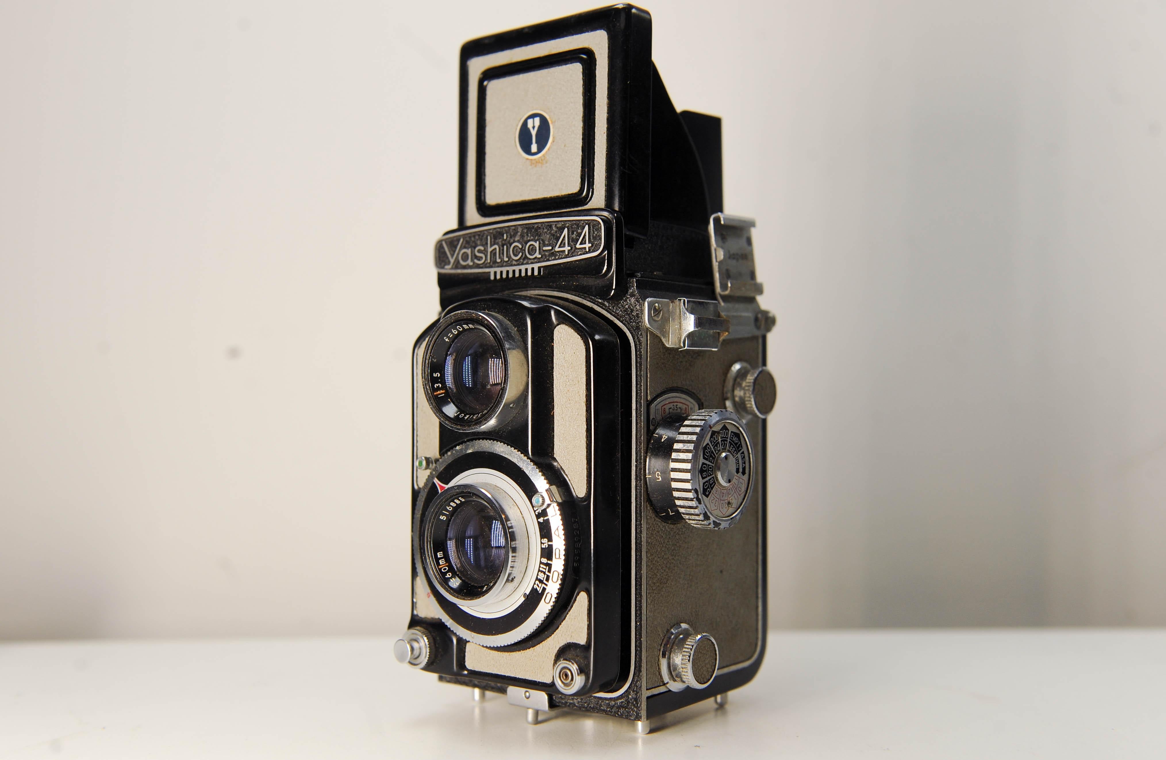 Yashica-44 Spiegelreflex-Mittelformatkamera Yashikor 60mm F3.5 Prime Objektiv (Moderne der Mitte des Jahrhunderts) im Angebot