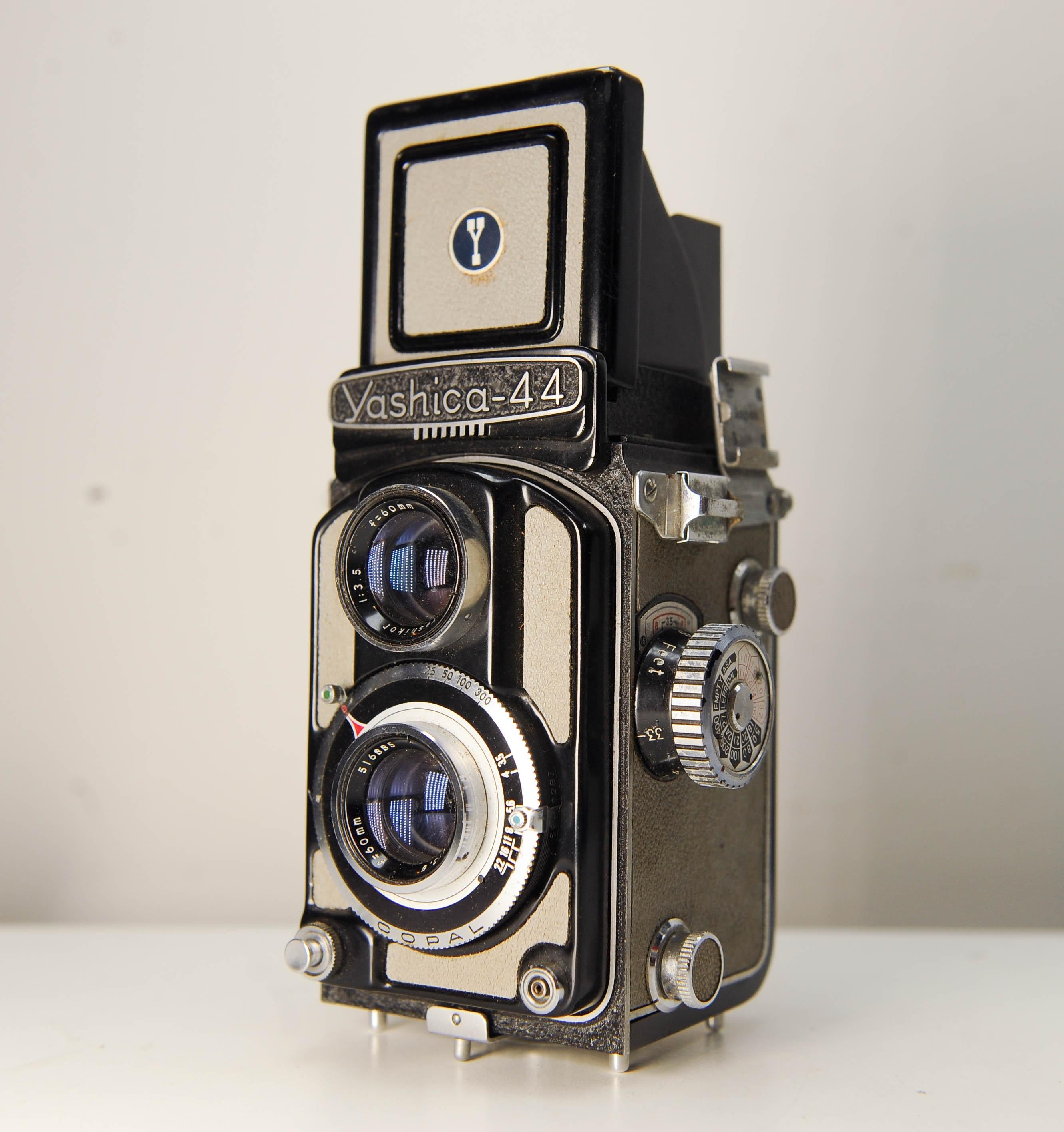 Yashica-44 Spiegelreflex-Mittelformatkamera Yashikor 60mm F3.5 Prime Objektiv im Zustand „Gut“ im Angebot in Reading, Berkshire