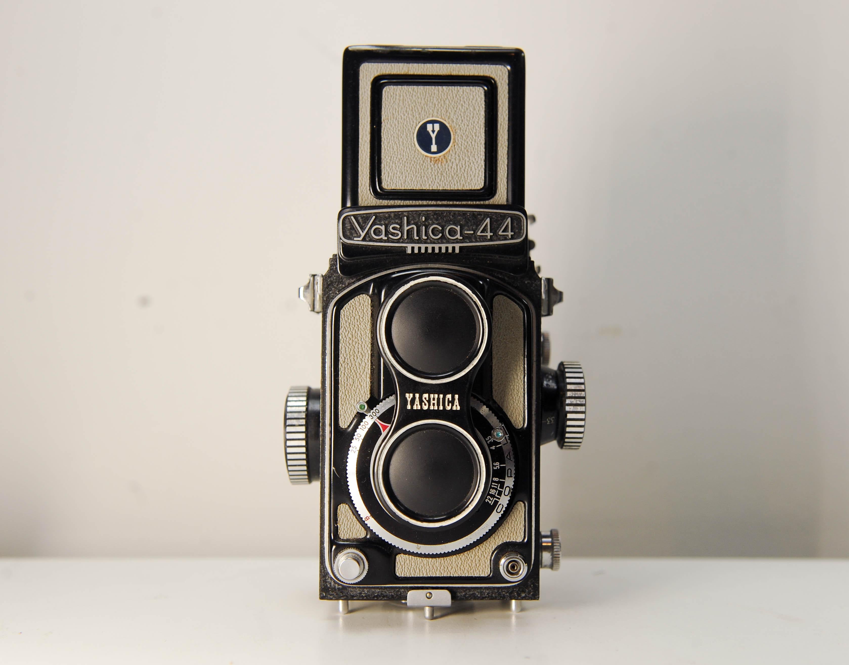 Yashica-44 Spiegelreflex-Mittelformatkamera Yashikor 60mm F3.5 Prime Objektiv (20. Jahrhundert) im Angebot