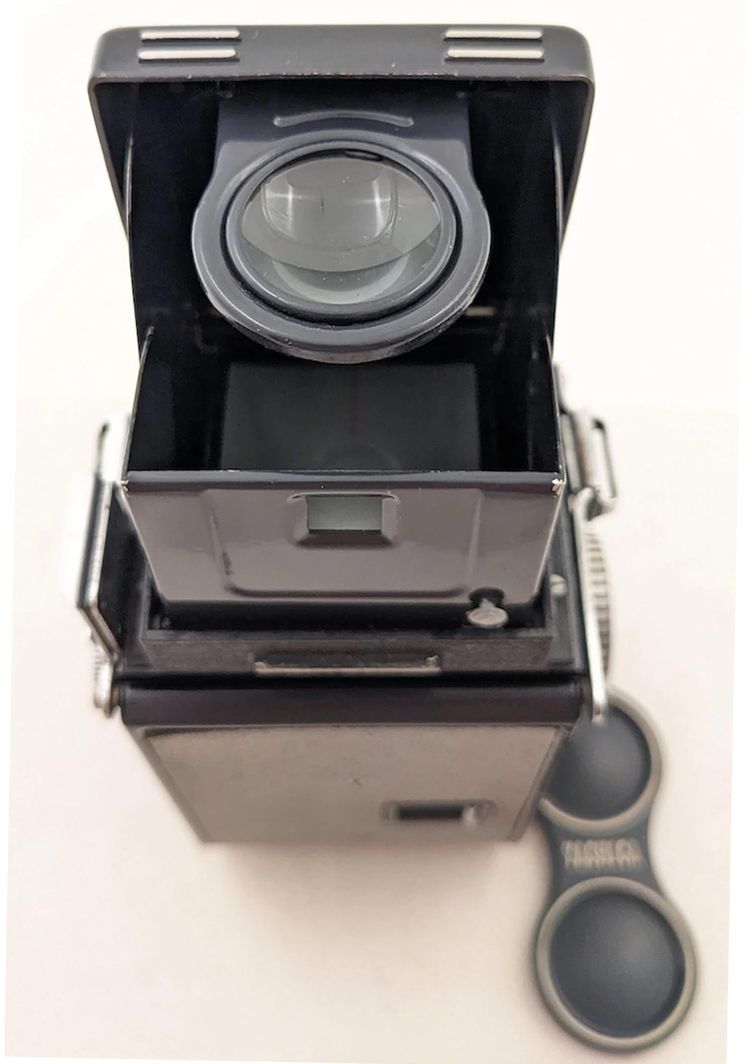 Yashica-44 Twin Lens Reflex Medium Format Camera Yashikor 60mm F3.5 Prime Lens In Good Condition For Sale In Reading, Berkshire