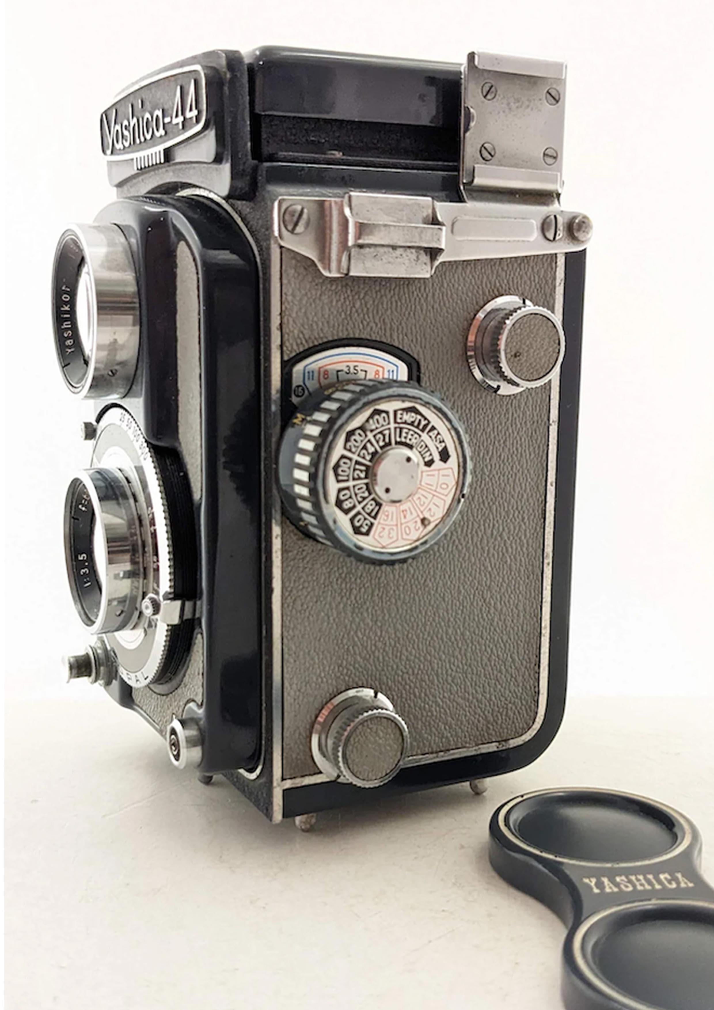 20th Century Yashica-44 Twin Lens Reflex Medium Format Camera Yashikor 60mm F3.5 Prime Lens For Sale