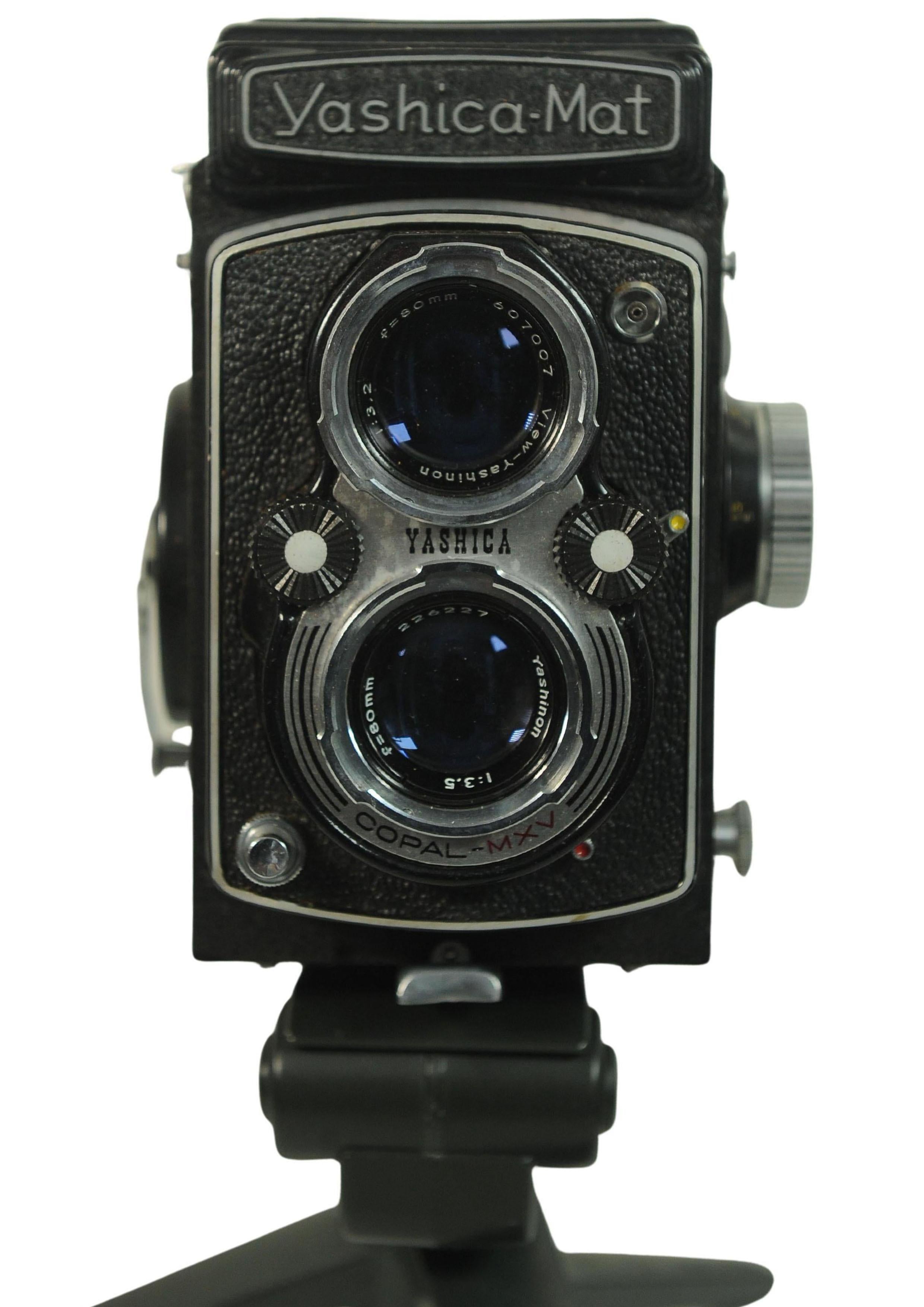 Yashica-Mat Twin Lens Reflex Camera With Yashinon 80mm F3.5 Lens Medium Format For Sale 3