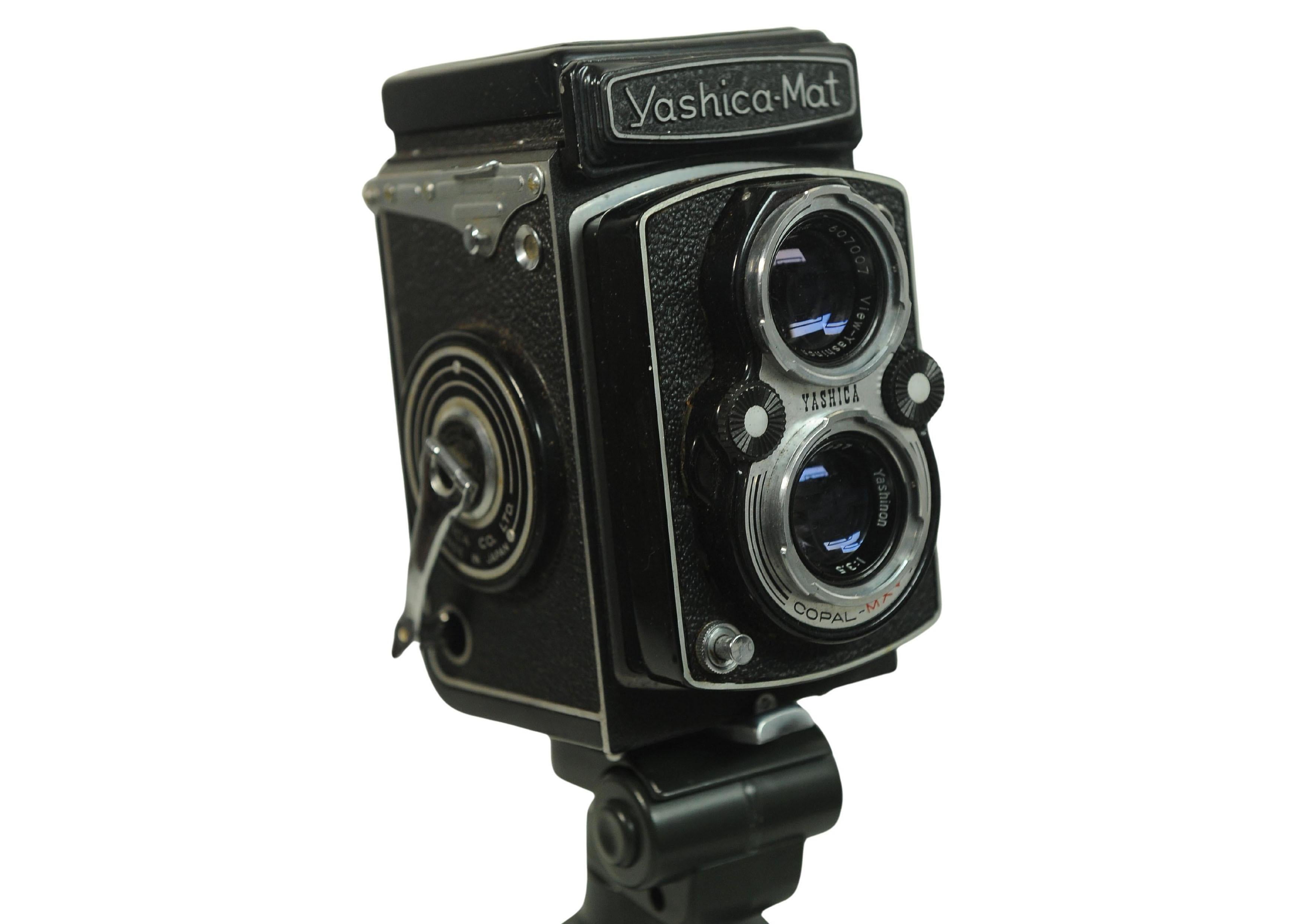 Yashica-Mat Twin Lens Reflex Camera With Yashinon 80mm F3.5 Lens Medium Format For Sale 4