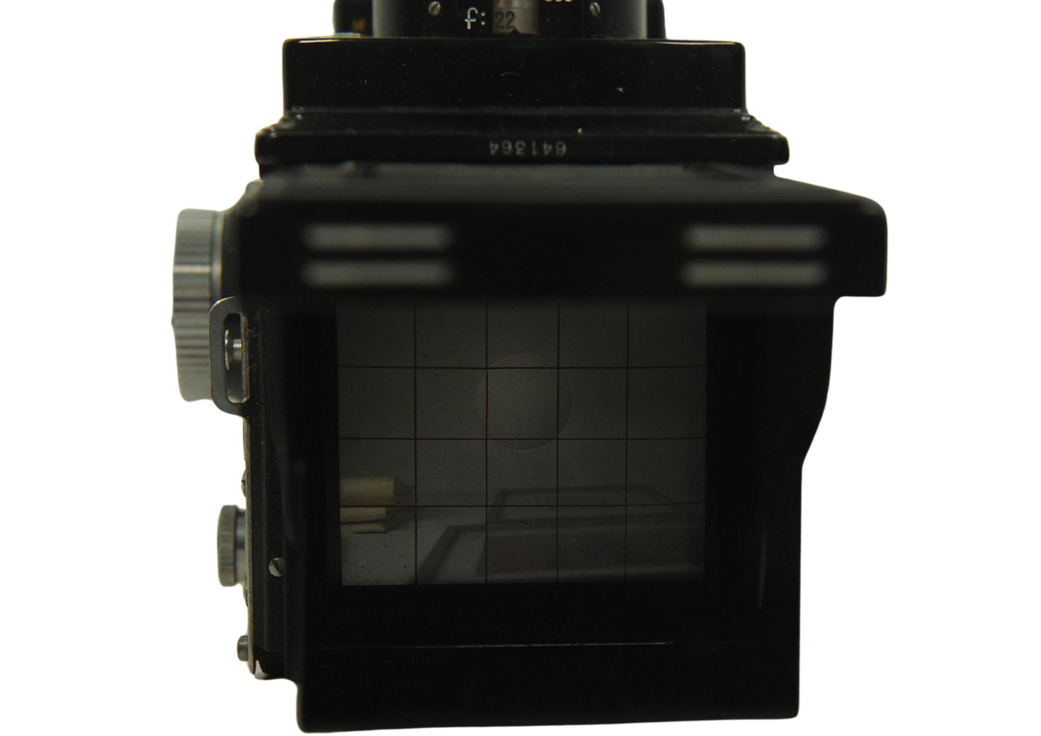 Yashica-Mat Twin Lens Reflex Camera With Yashinon 80mm F3.5 Lens Medium Format For Sale 5