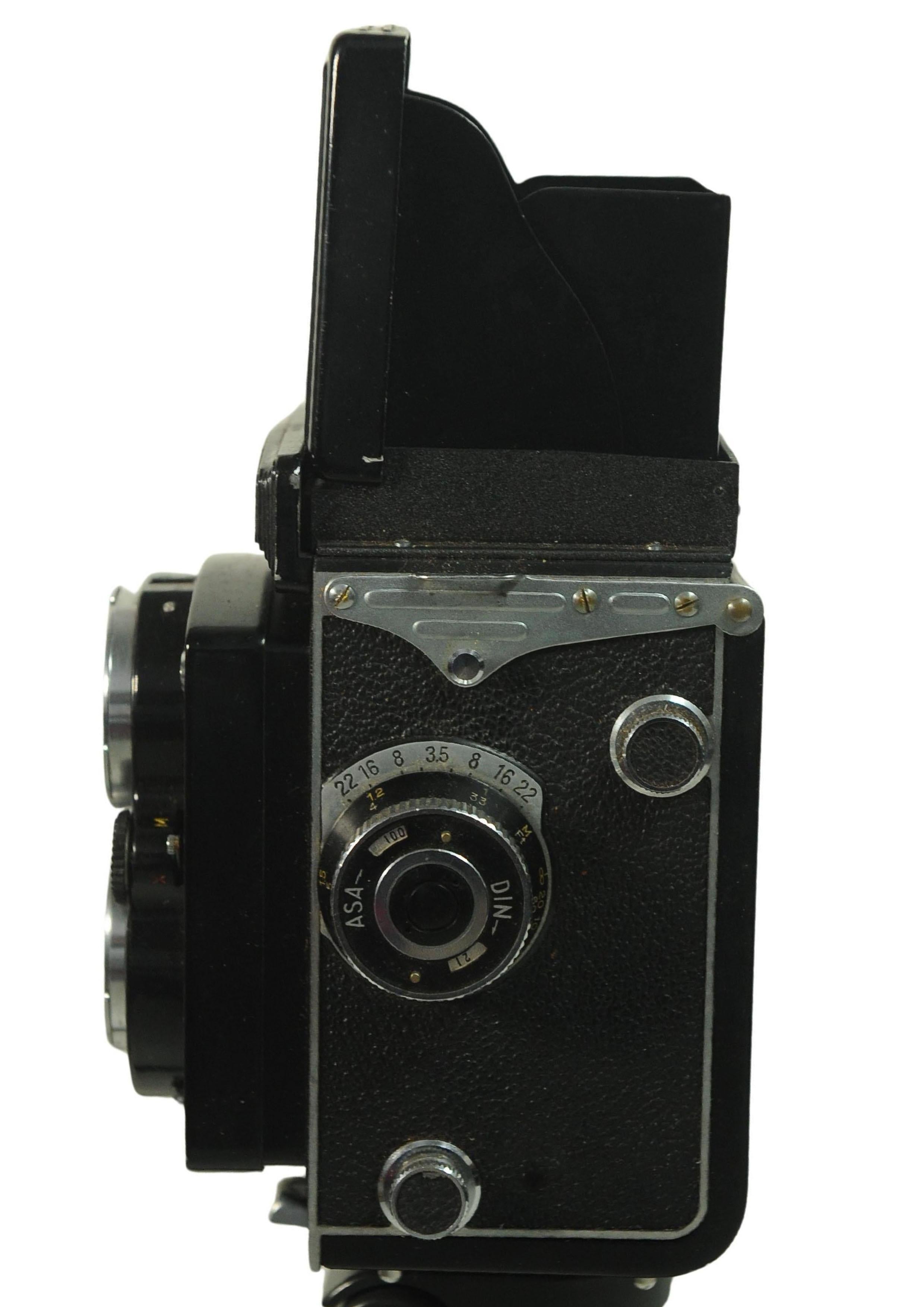 Mid-Century Modern Yashica-Mat Twin Lens Reflex Camera With Yashinon 80mm F3.5 Lens Medium Format For Sale
