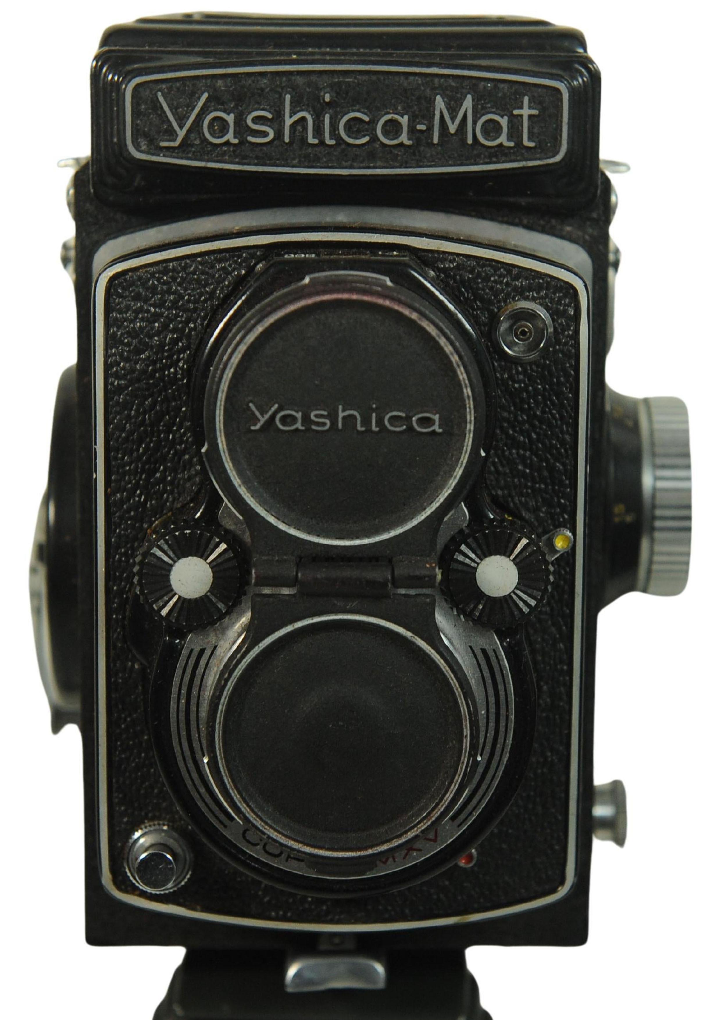 Yashica-Mat Twin Lens Reflex Camera With Yashinon 80mm F3.5 Lens Medium Format In Good Condition For Sale In Reading, Berkshire