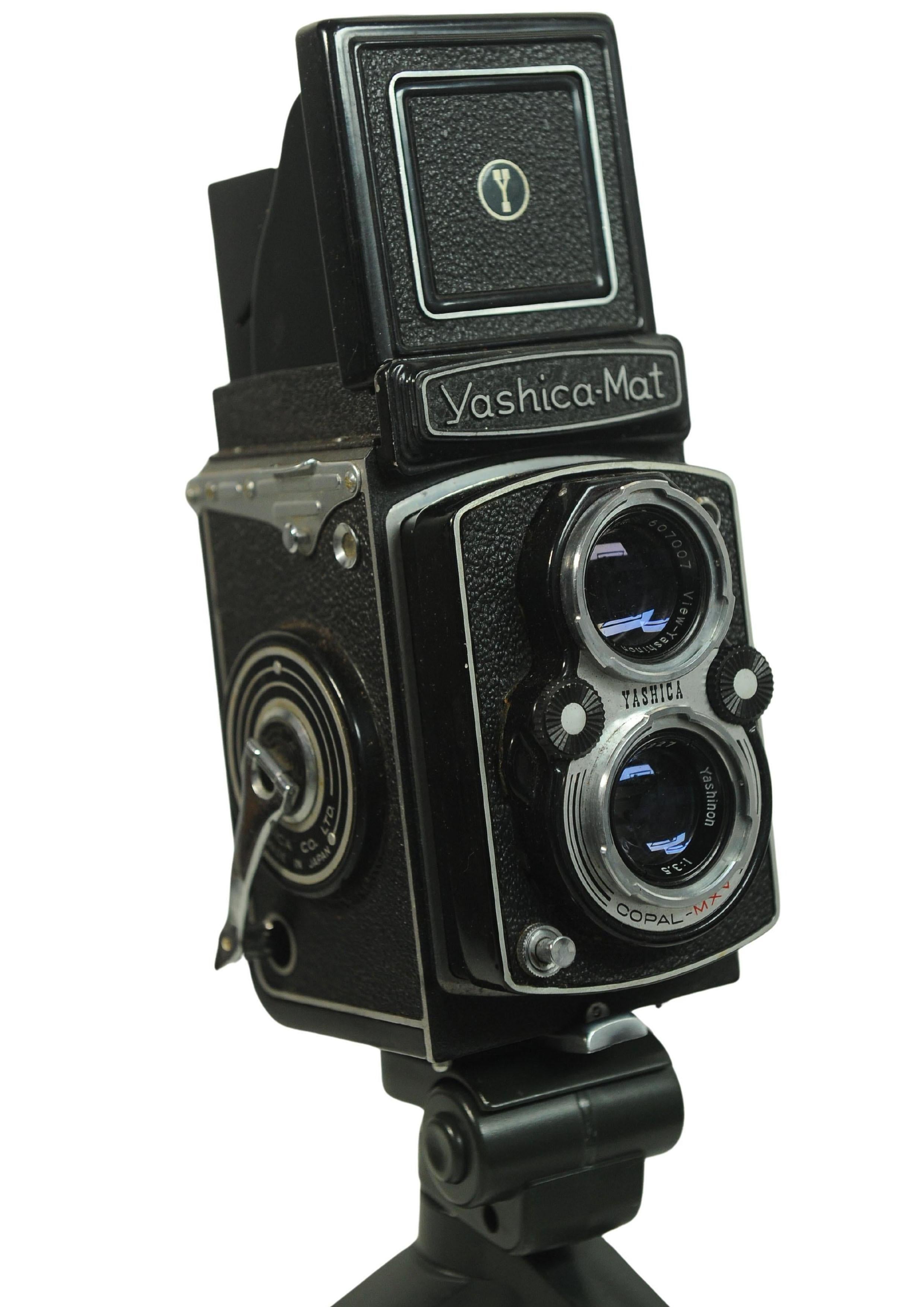 20th Century Yashica-Mat Twin Lens Reflex Camera With Yashinon 80mm F3.5 Lens Medium Format For Sale