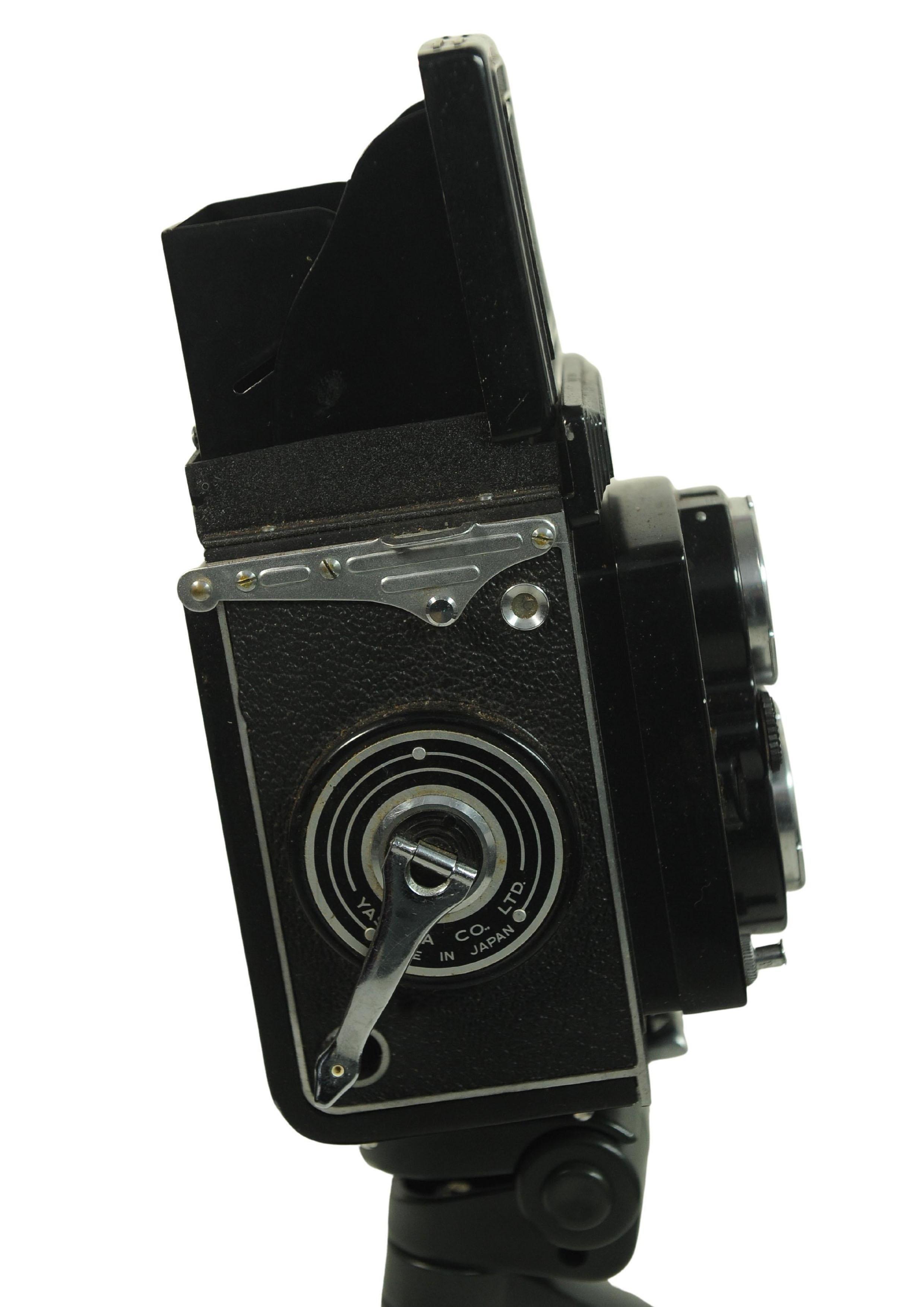 Metal Yashica-Mat Twin Lens Reflex Camera With Yashinon 80mm F3.5 Lens Medium Format For Sale
