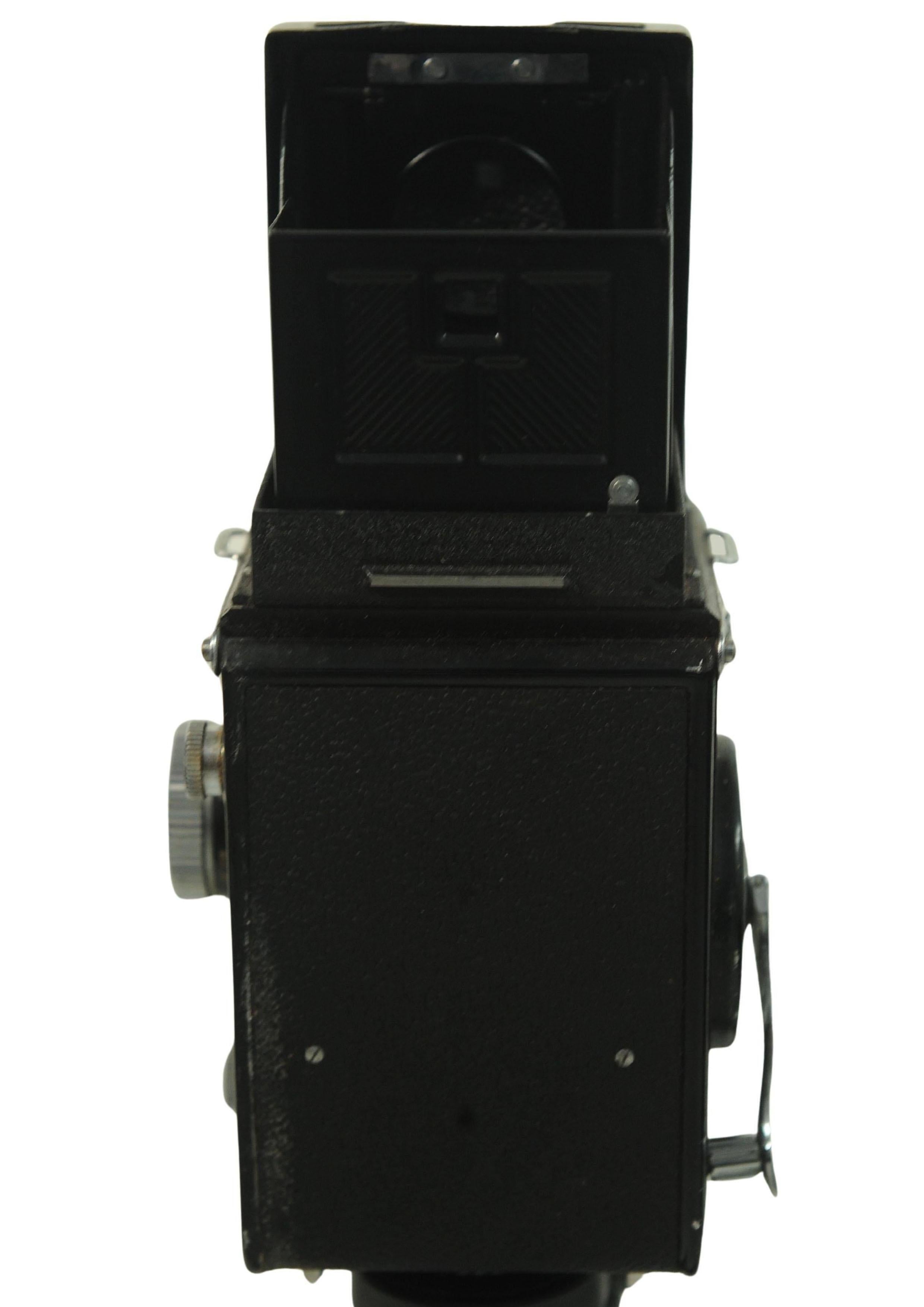 Yashica-Mat Twin Lens Reflex Camera With Yashinon 80mm F3.5 Lens Medium Format For Sale 1