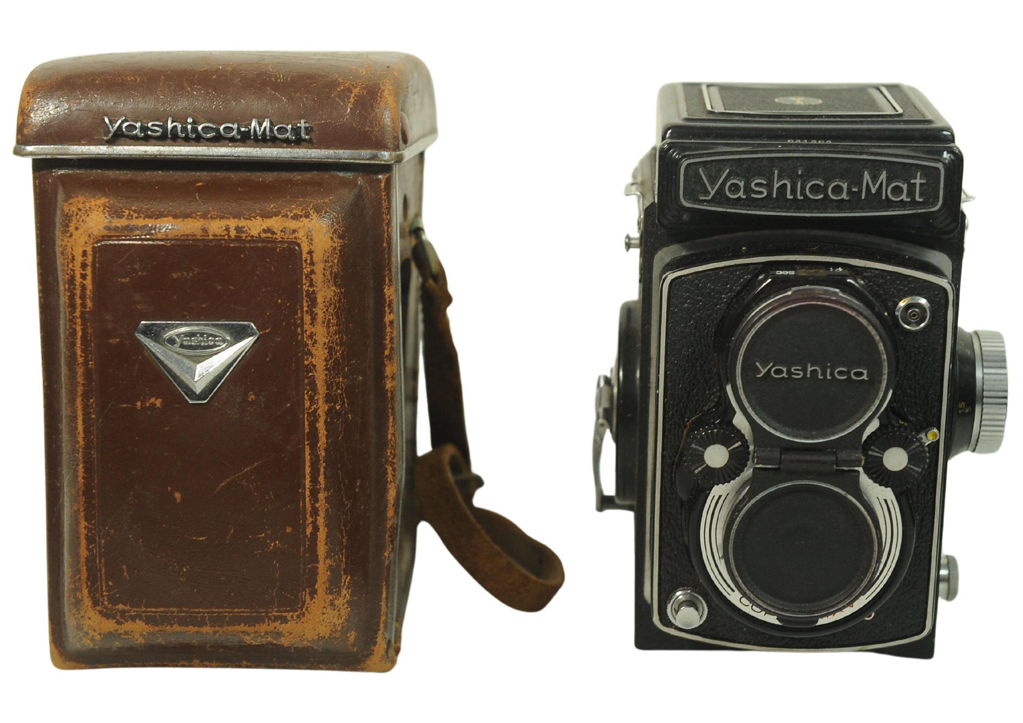 Yashica-Mat Twin Lens Reflex Camera With Yashinon 80mm F3.5 Lens Medium Format For Sale 2