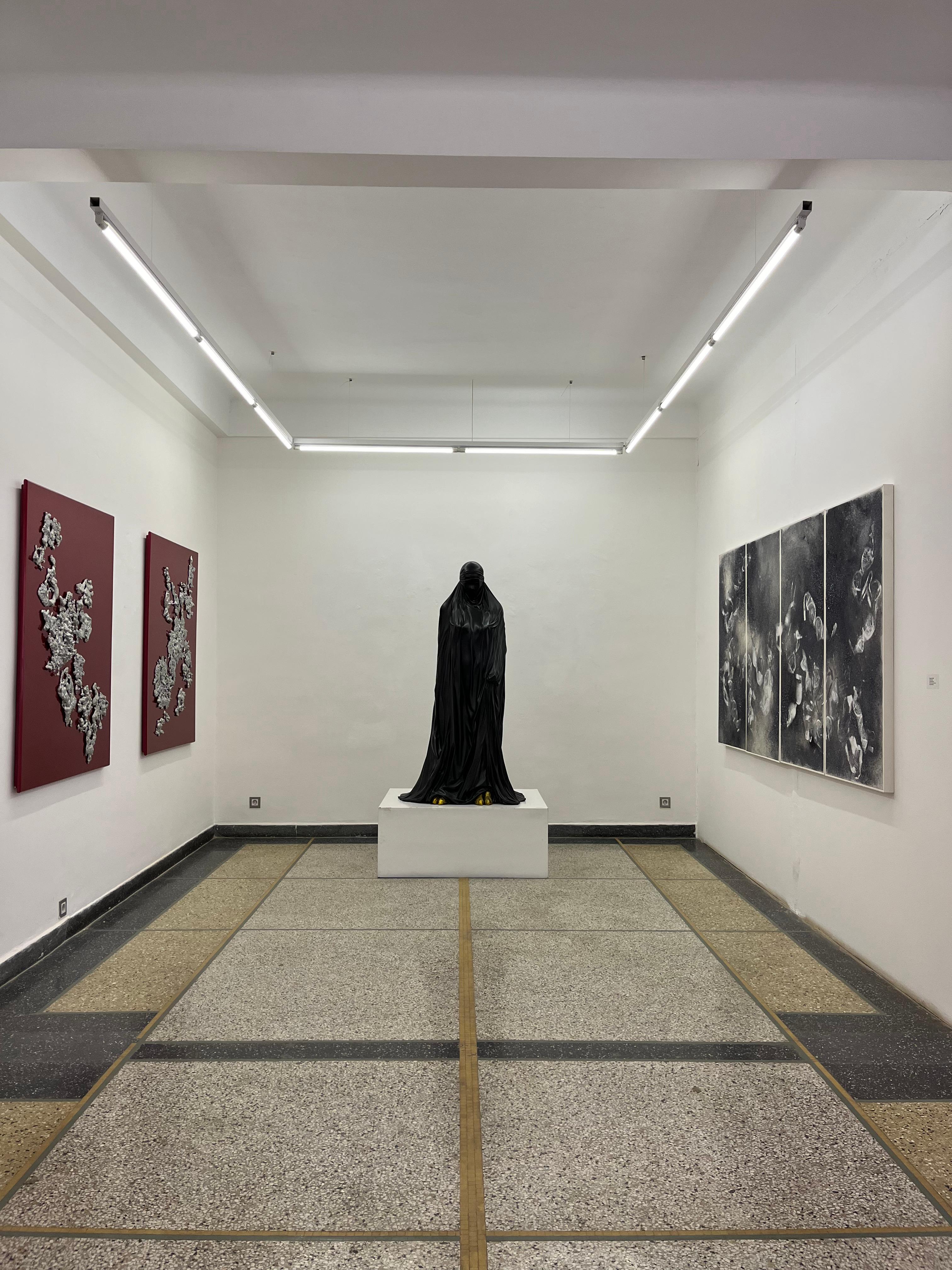 Forte di tutto il suo splendore, l'Aïcha Kandicha di Yasmina Alaoui appare come una sfidante e seducente nuda sotto il burqa mentre impugna una sciabola nella mano destra. Il burqa accarezza il corpo e cade in un drappeggio lussuoso che di solito si