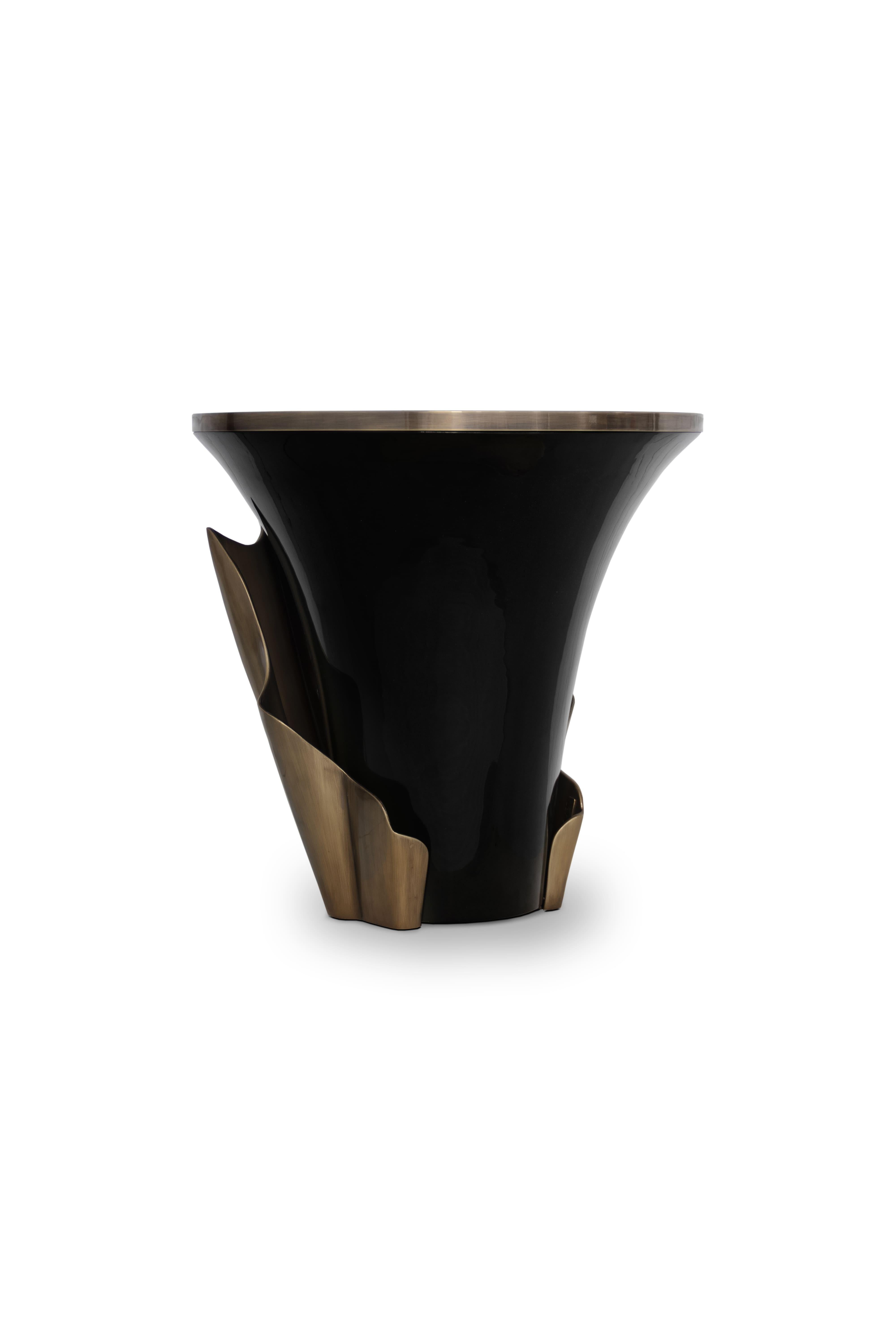 Pièce maîtresse de tout espace, le design contemporain de la table d'appoint Yasmin fera des émules. La silhouette sulfureuse est façonnée à partir d'un placage sur mesure. La laque classique et l'aluminium plaqué luxueux s'entremêlent en s'arquant
