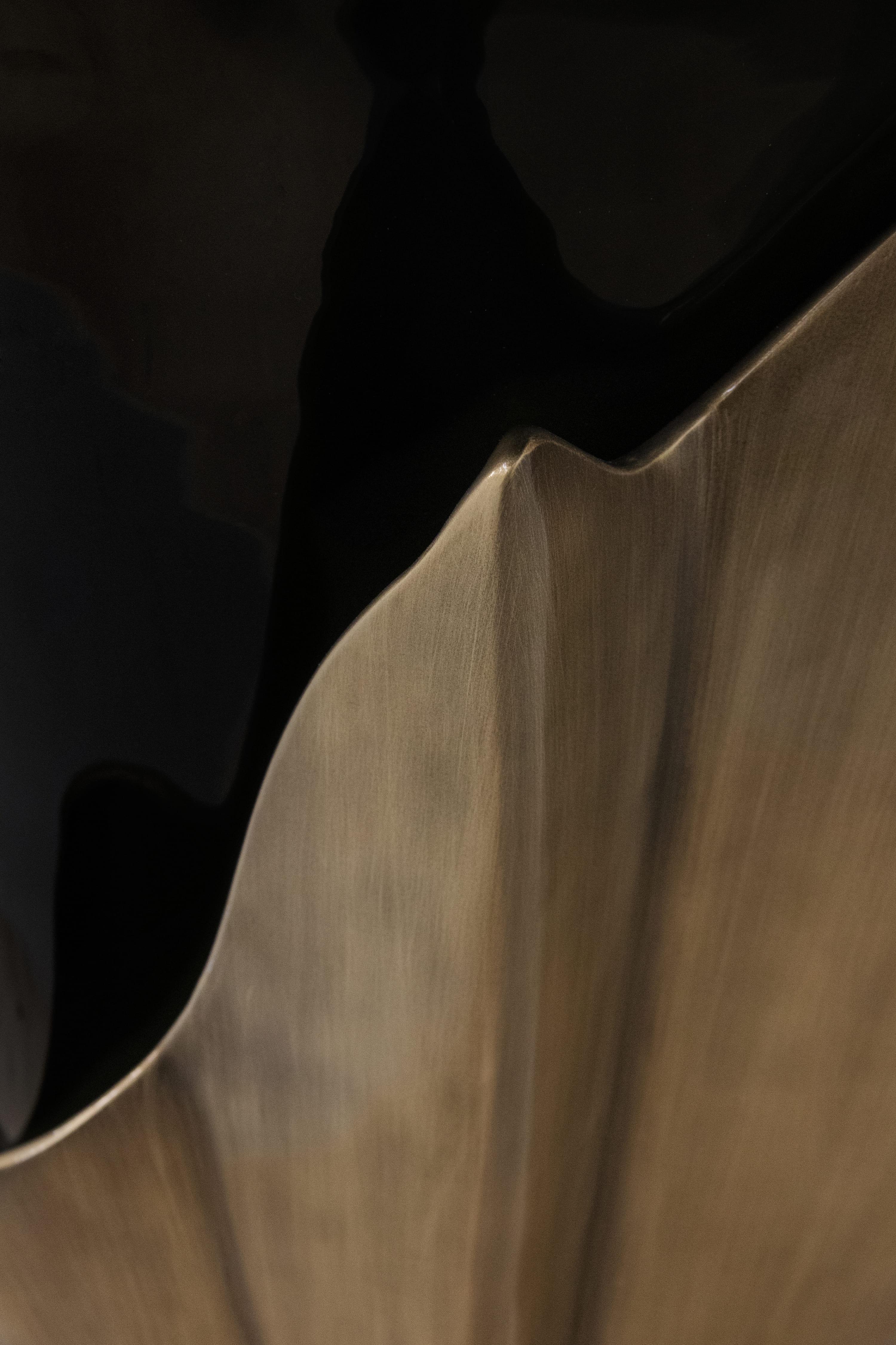 XXIe siècle et contemporain Table d'appoint Yasmine vieillie à feuilles d'or en vente