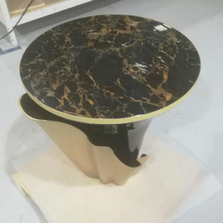 Pièce maîtresse de tout espace, le design contemporain de la table d'appoint Yasmin fera des émules.