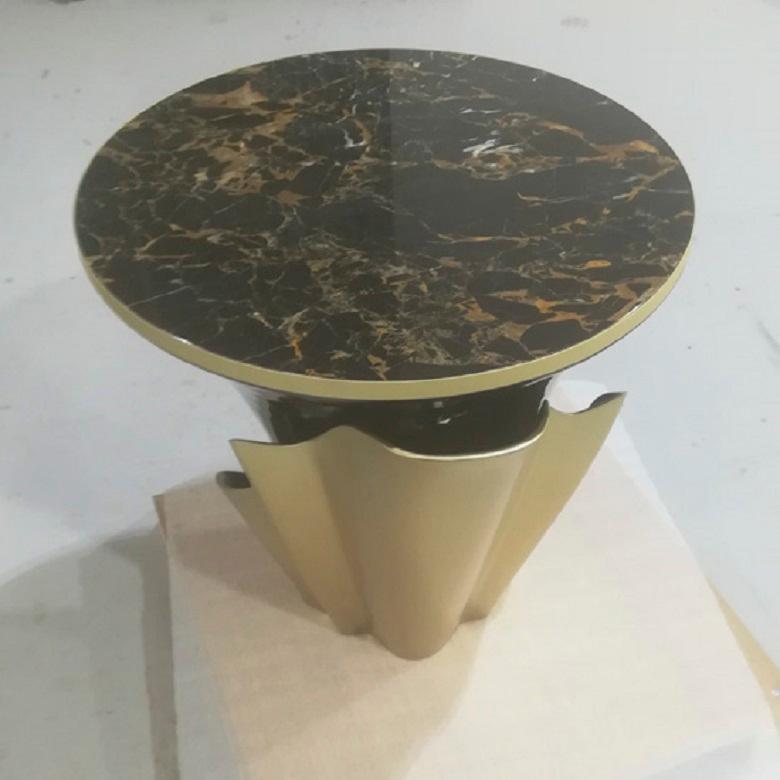 Portugais Table d'appoint ronde en yasmine (en stock) en vente