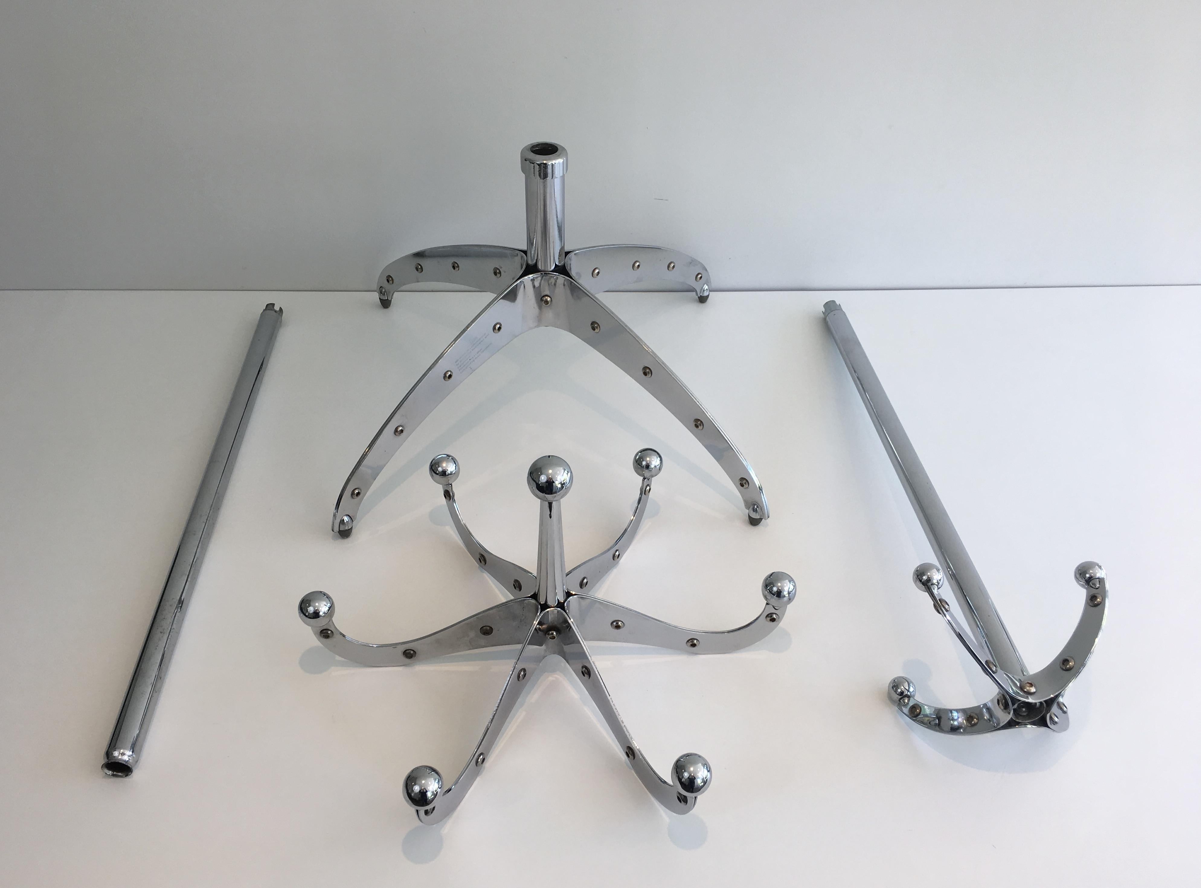 This very nice and unusual coat hanger on stand is made of chromed pieces assembled with rivets. This coat hanger can be unassembled in 4 parts. This is a work by designer Yasuaki Sasamoto. The name of the model is 