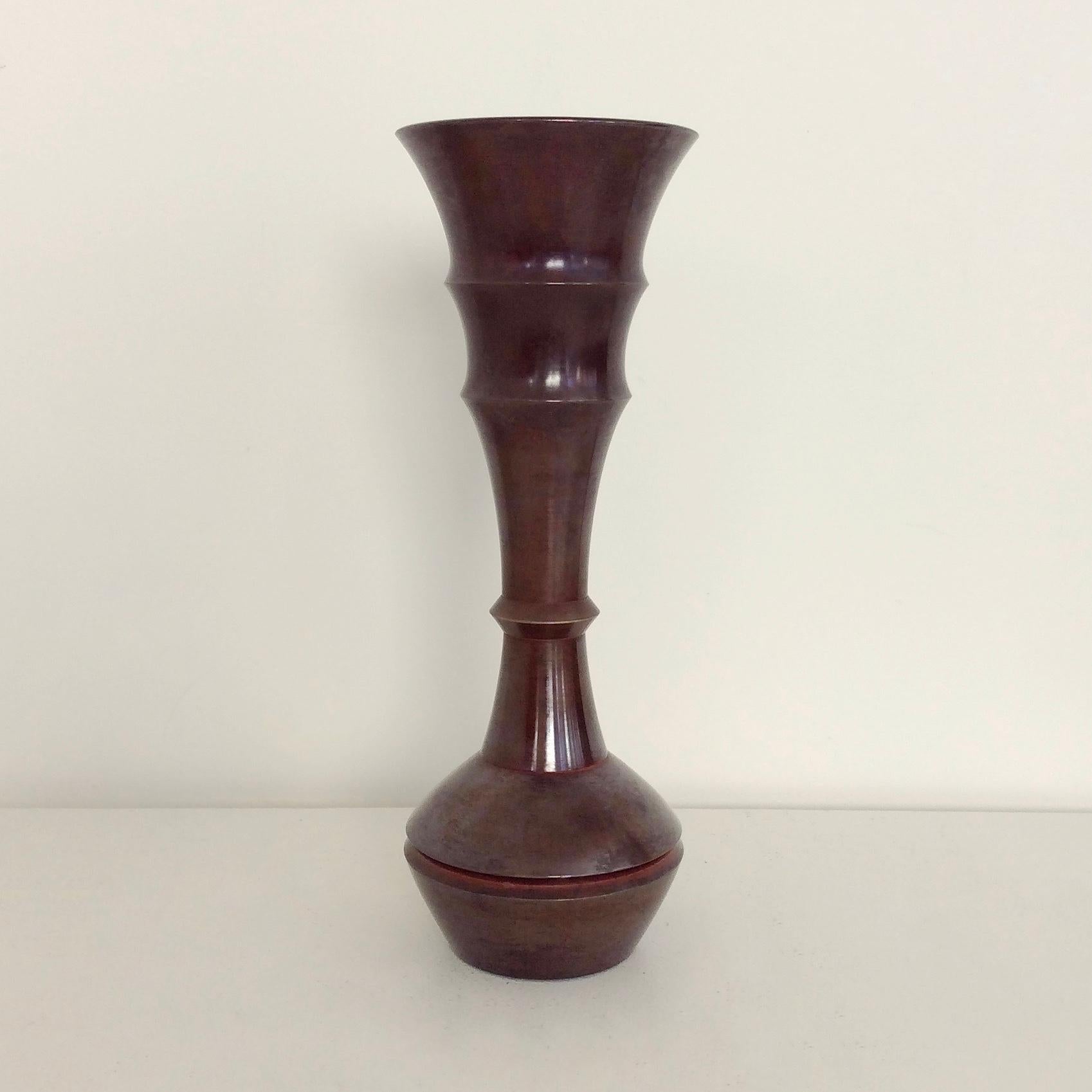 Yasumi Nakajima II (1906-1988) Ikebana-Vase, um 1960, Japan.
Trompetenform, Modell Tomoe, mit schön patinierter braun-roter (Seido) Bronze.
Darunter unterschrieben.
Abmessungen: 26 cm H, 9 cm Durchmesser.
Originaler guter Zustand.
Alle Käufe sind