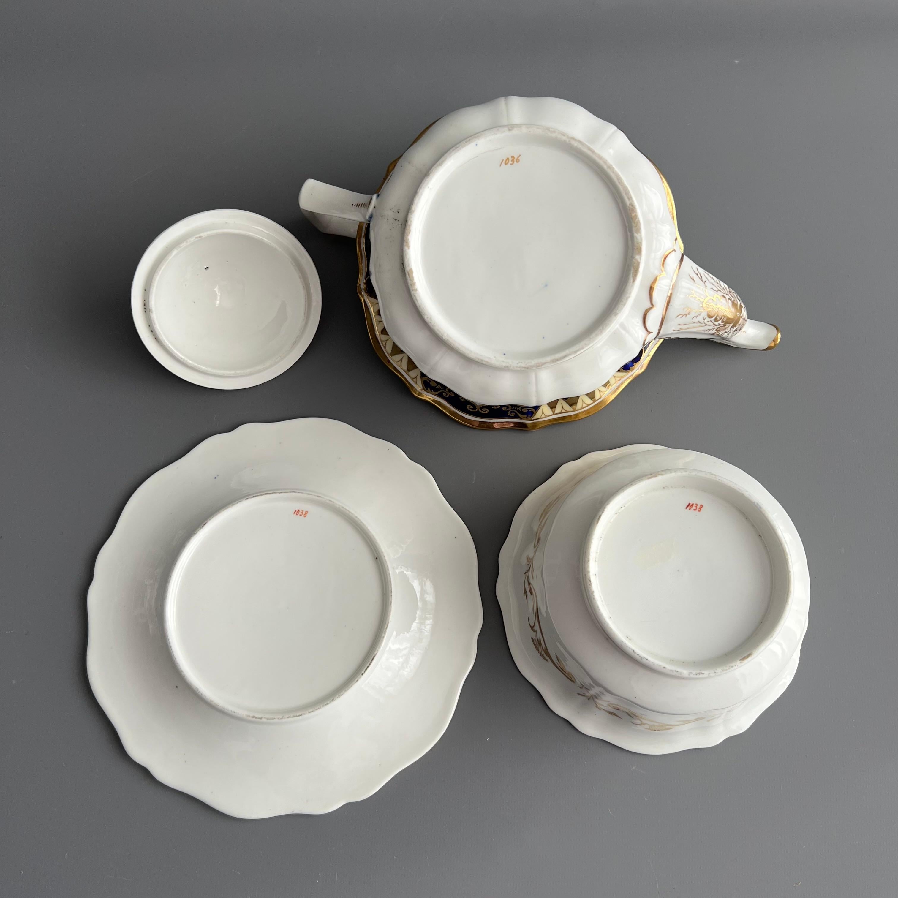Service à thé de Yates, bleu cobalt, doré et fleurs patt. 1038, vers 1825 en vente 7