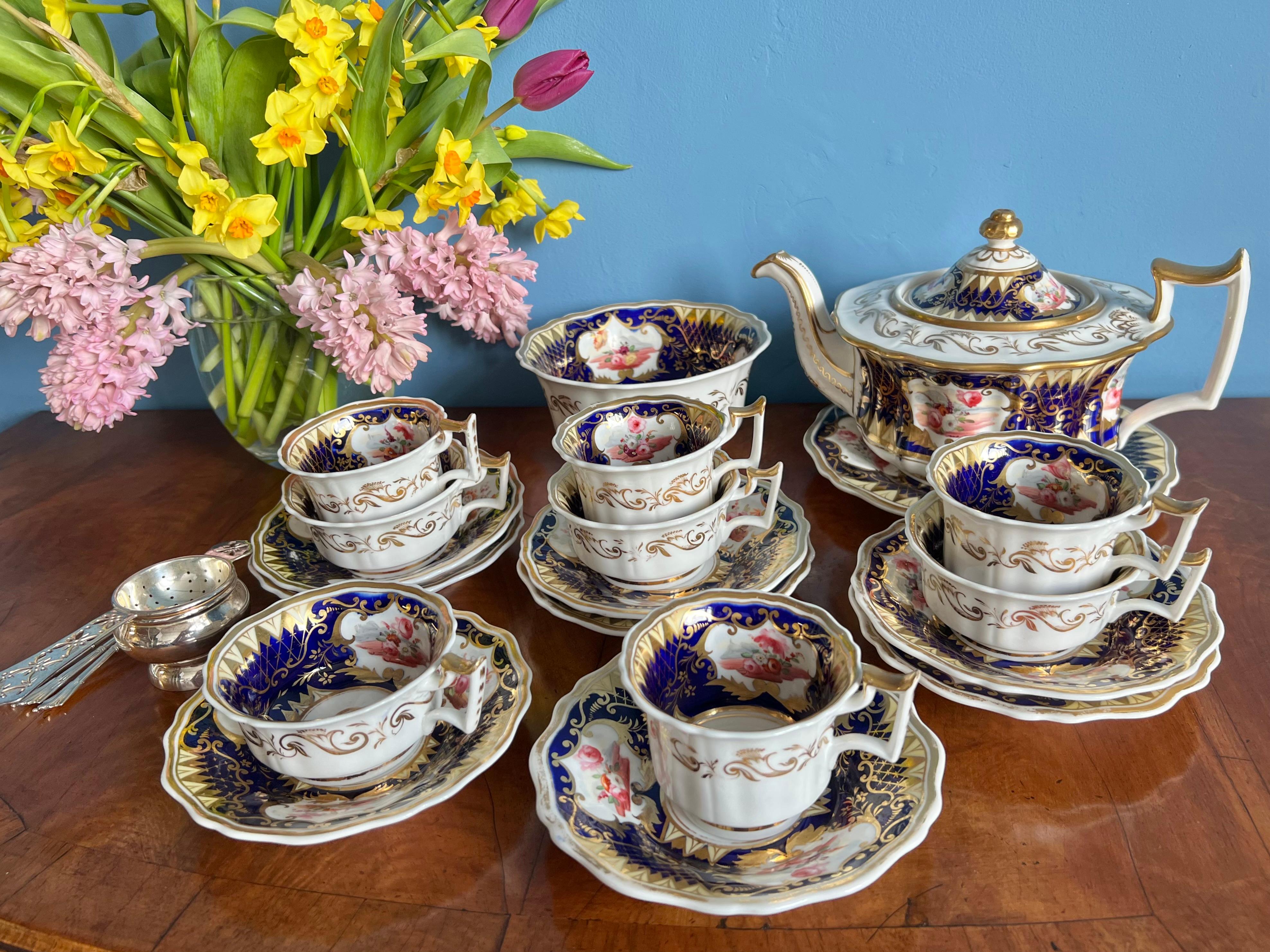 Ce magnifique service à thé se compose d'une théière avec couvercle, d'une assiette, d'un bol, de quatre tasses à thé sur soucoupes et de quatre tasses à café sur soucoupes. Le service a été fabriqué par l'usine Yates vers 1825. L'ensemble est