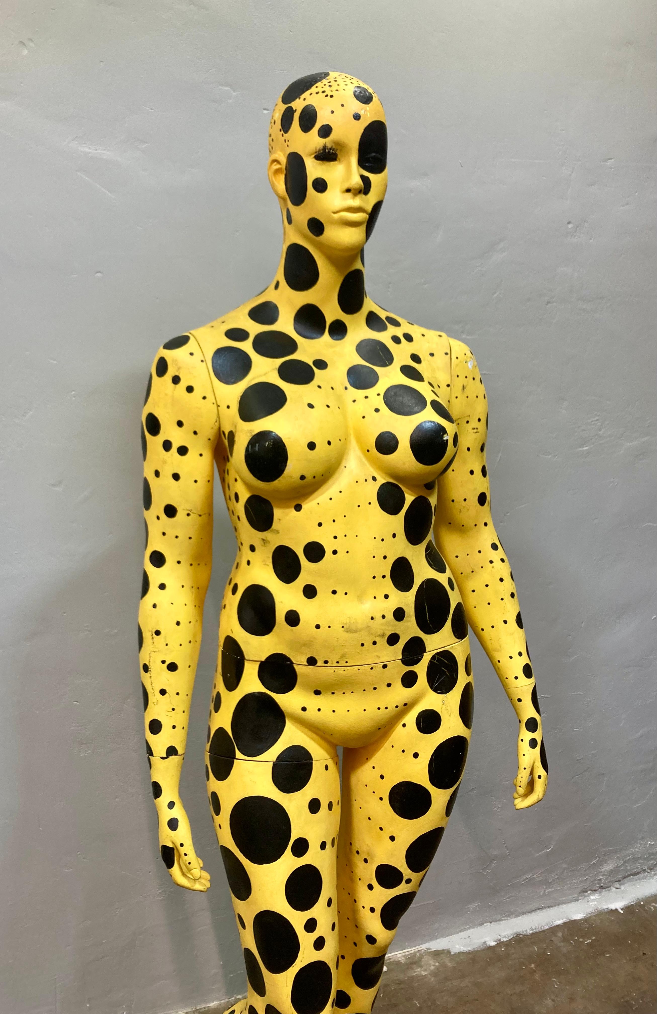Manichino originale ispirato a Yayoi Kusama per il 18° Annual Women's Image Awards.  Un'opera d'arte unica nel suo genere, modellata sulle famose opere a pois di Kusama. Artista sconosciuto.  
 
25