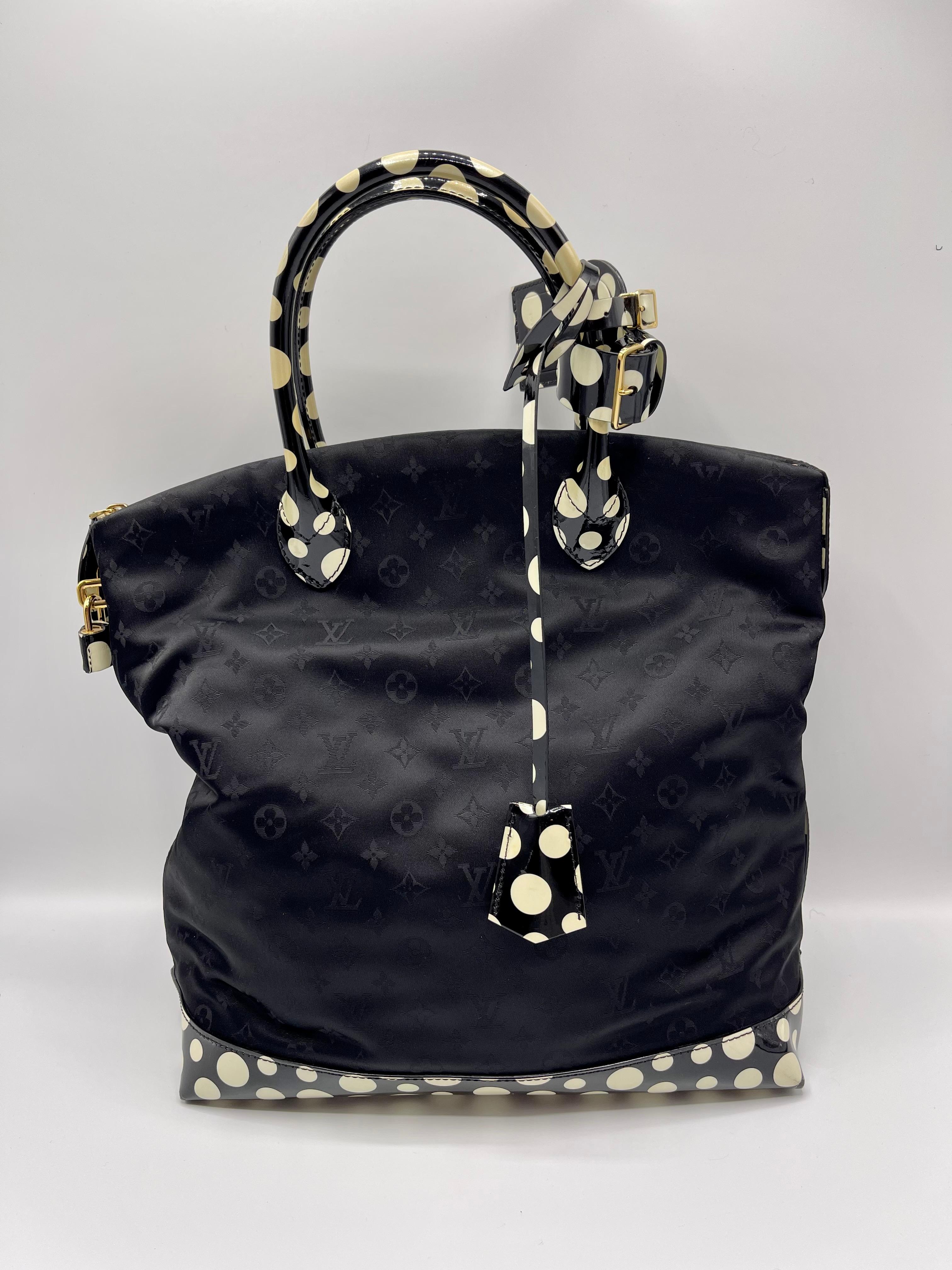 Sac Yayoi Kusama Limited Edition Condit Louis Vuitton, en bon état.
Ce sac Whiting est fabriqué en nylon monogramme noir et comporte des poignées, une base et une bordure en cuir verni à pois noirs et blancs. En outre, ce sac est doté d'une