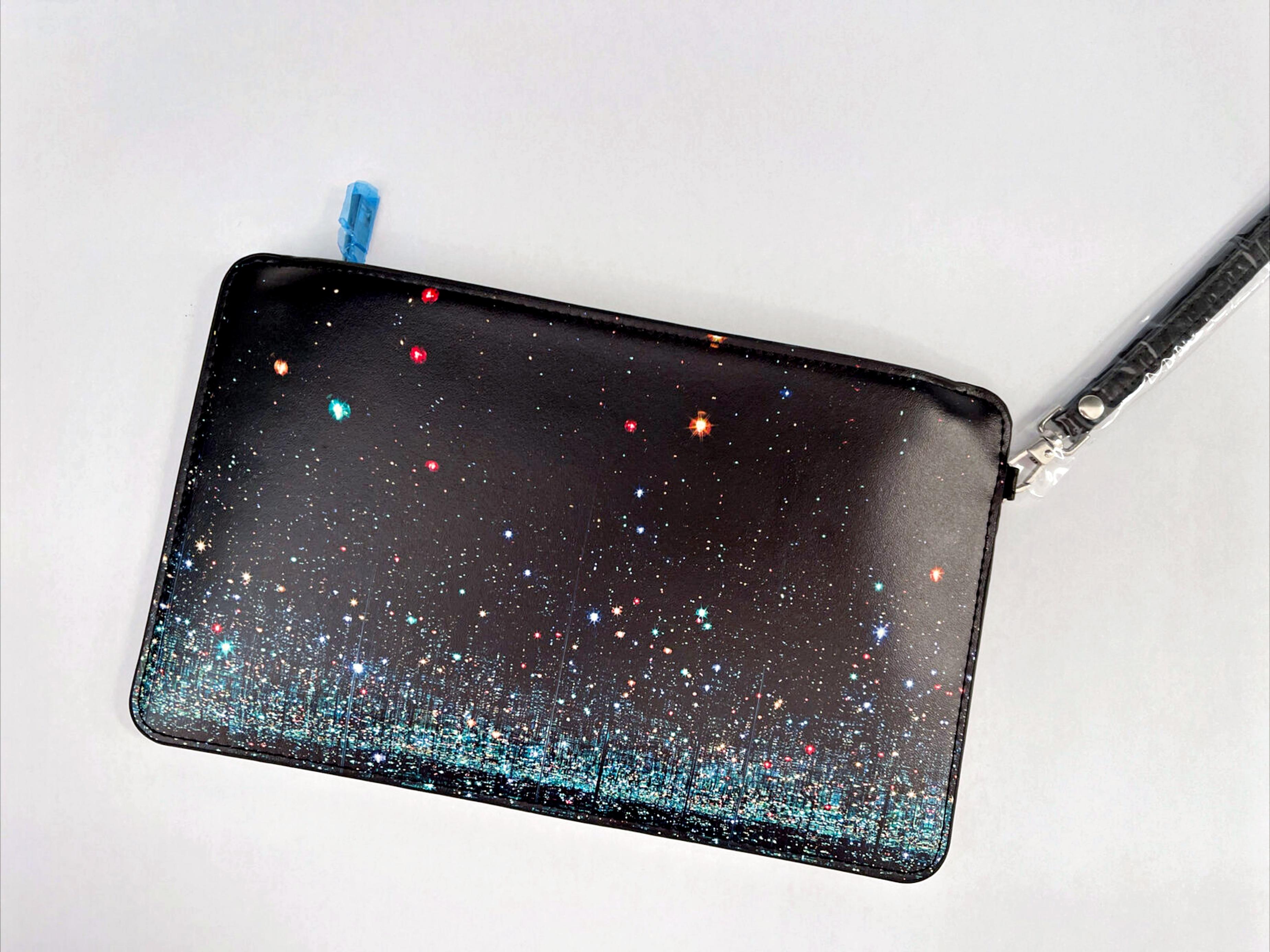 Pochette (borsa) in pelle in edizione limitata che raffigura la famosa Infinity Mirrored Room - Mixed Media Art Pop Art di Yayoi Kusama
