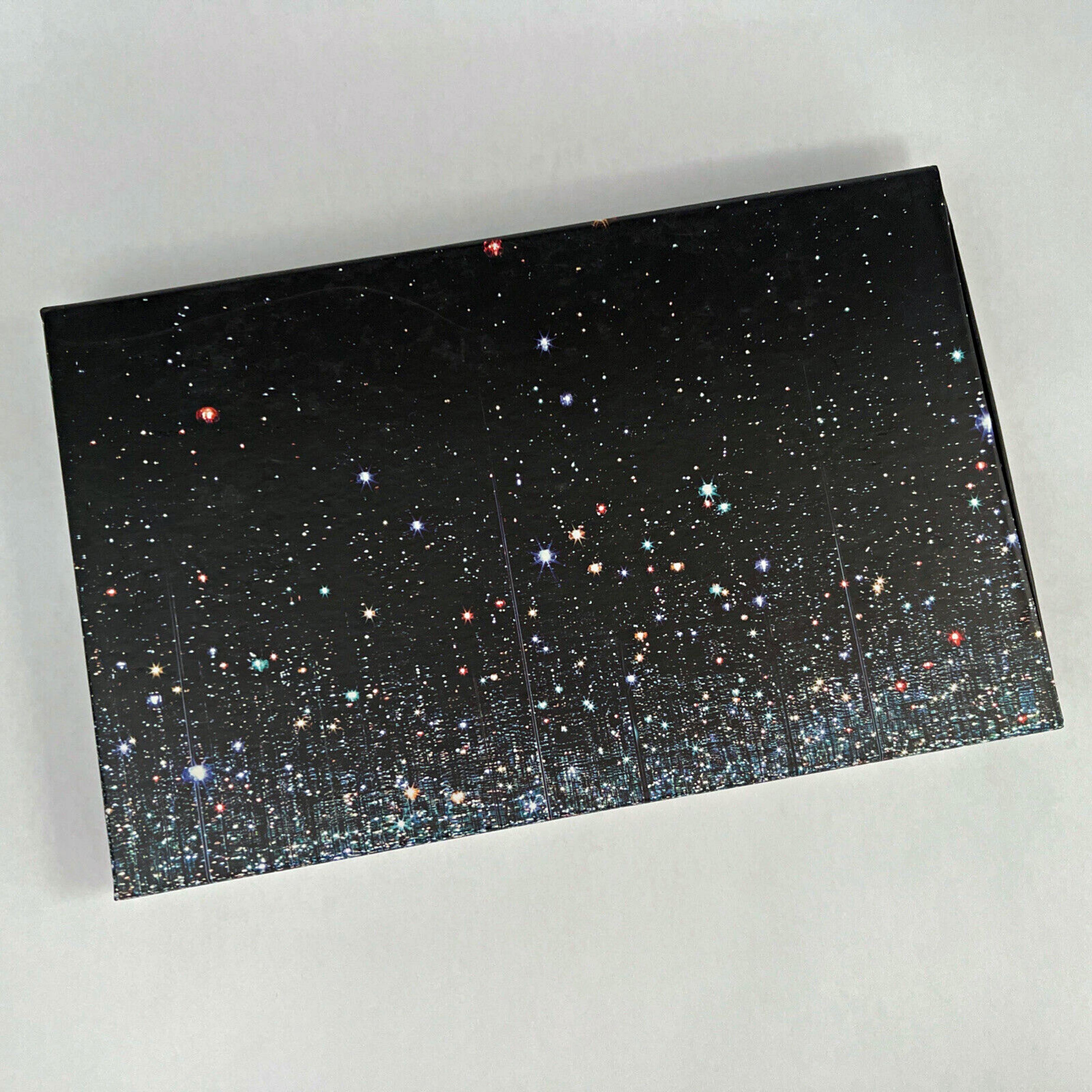 Yayoi Kusama
La stanza degli specchi dell'infinito: Le anime di milioni di anni luce di distanza: Pochette in pelle con scatola originale, 2017
Esterno in pelle; interno in poliestere
6 × 10 × 2 pollici
Questa pochette in pelle con poliestere