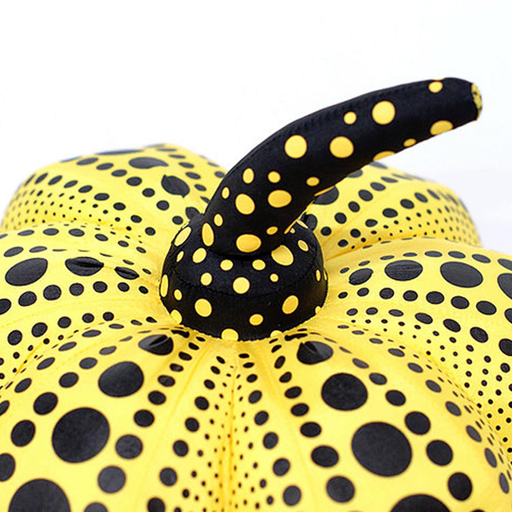 Yayoi Kusama Gelb-Schwarzer Kürbis (Plüsch):
Ein ikonisches, farbenfrohes Pop-Art-Werk - dieser große Kusama-Plüschkürbis weist die universellen Polka-Dot-Muster und kräftigen Farben auf, für die die Künstlerin vielleicht am besten bekannt ist.