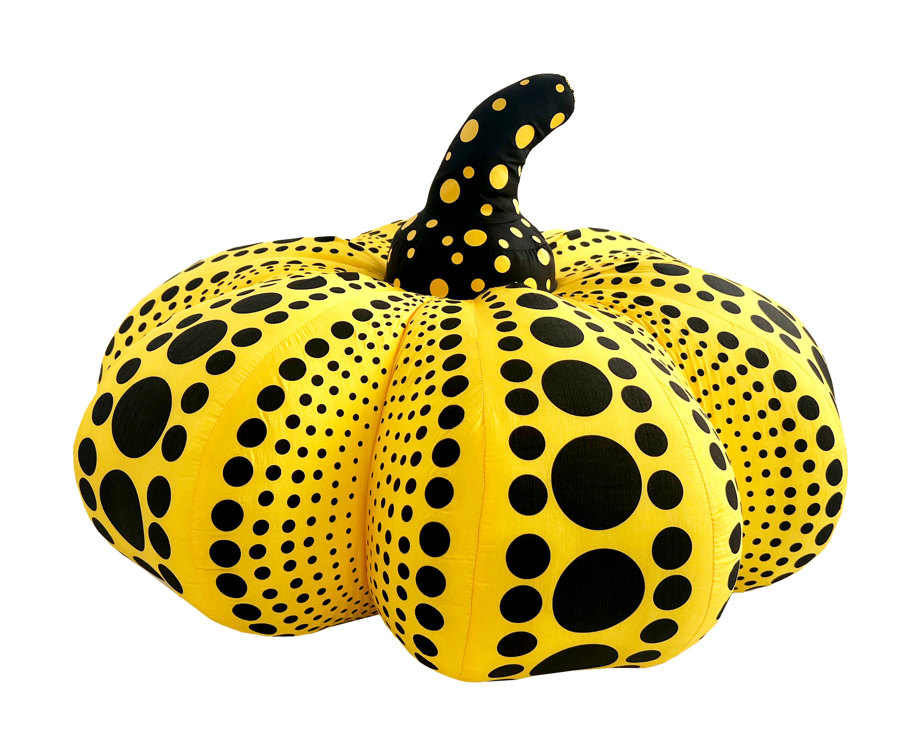 Kusama Pumpkin (Kusama gelbe & schwarze große Plüsch-Pumpkin) – Print von Yayoi Kusama