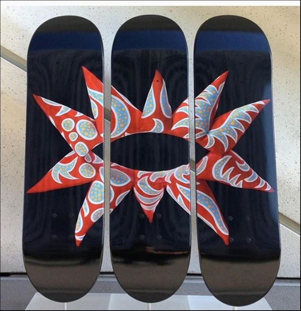 Yayoi Kusama Abstract Print – Mit all My Flowering Heart Skateboard Triptychon, 3 limitierte Auflage von Skateboard-Decken 