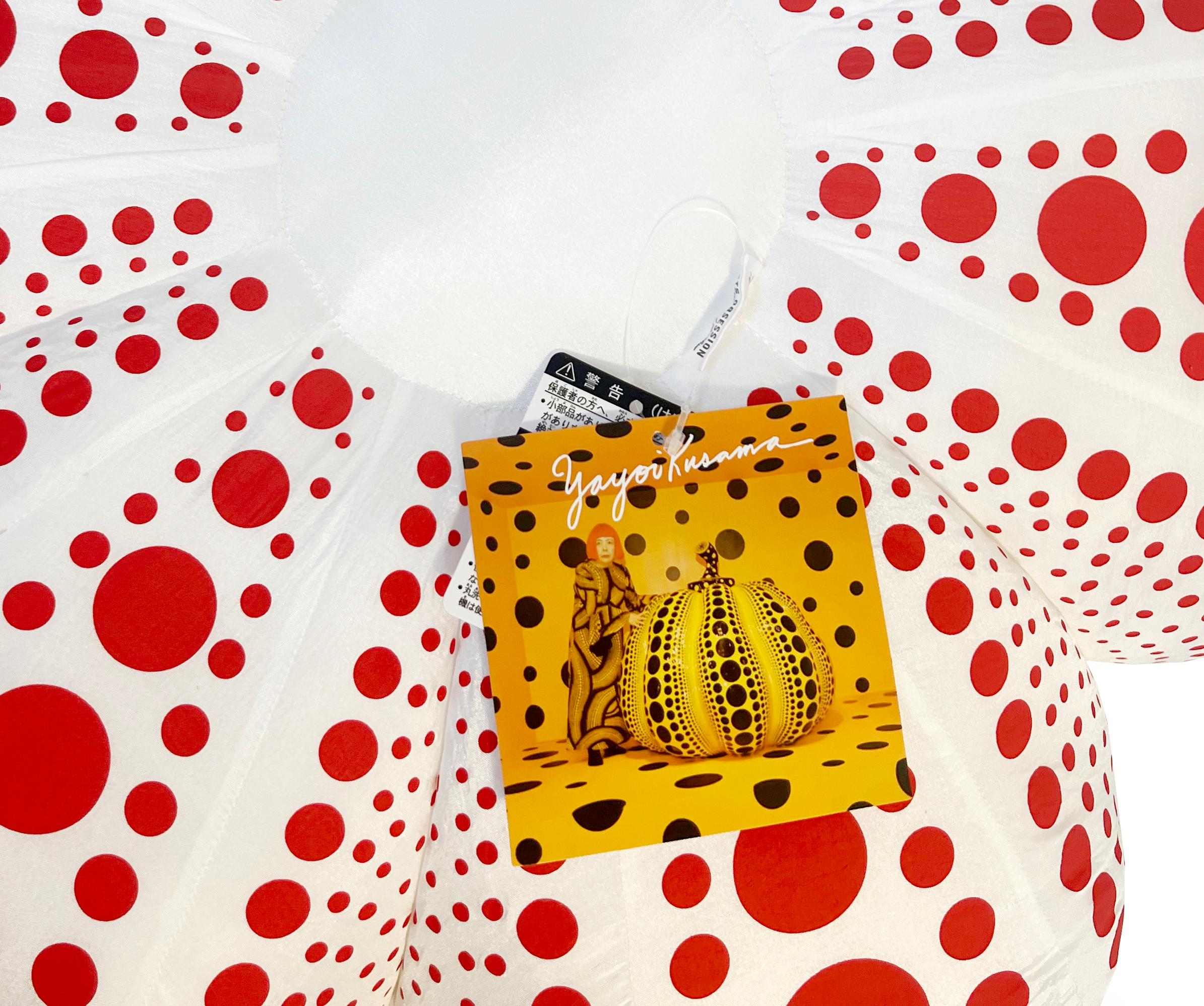 Citrouille rouge et blanche de Yayoi Kusama (peluche) :
Pièce emblématique du pop art aux couleurs vives, cette grande citrouille en peluche de Kusama présente les motifs à pois universels et les couleurs vives pour lesquels l'artiste est peut-être