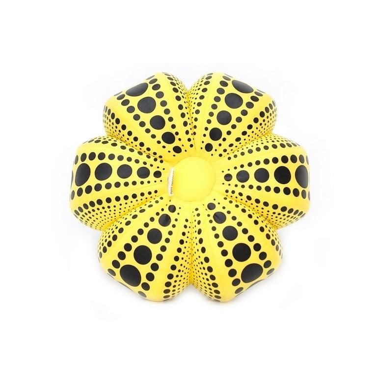Yayoi Kusama Citrouille jaune et noire (peluche) :
Pièce emblématique du pop art aux couleurs vives, cette grande citrouille en peluche de Kusama présente les motifs à pois universels et les couleurs vives pour lesquels l'artiste est peut-être le