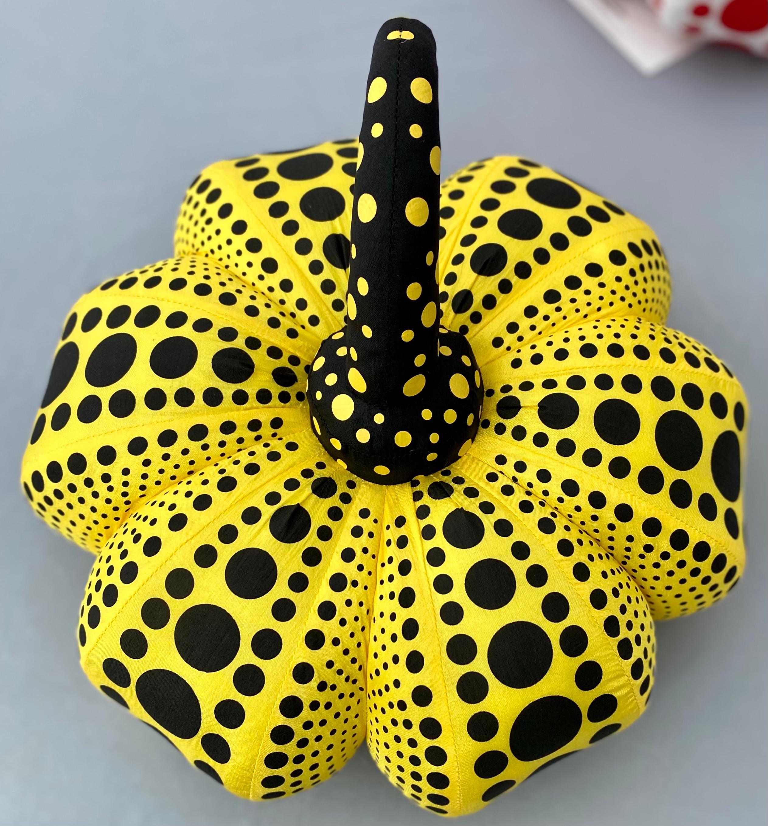 Kusama Plush Pumpkin (Kusama gelbes & schwarzes Pumpkin) (Zeitgenössisch), Sculpture, von Yayoi Kusama