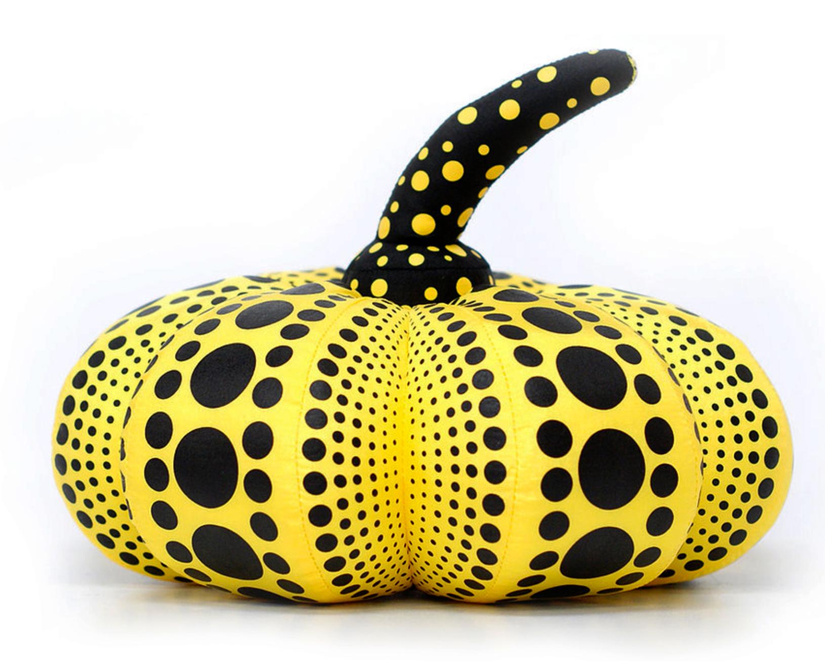 Kusama Plush Pumpkin (Kusama gelbes & schwarzes Pumpkin) – Sculpture von Yayoi Kusama