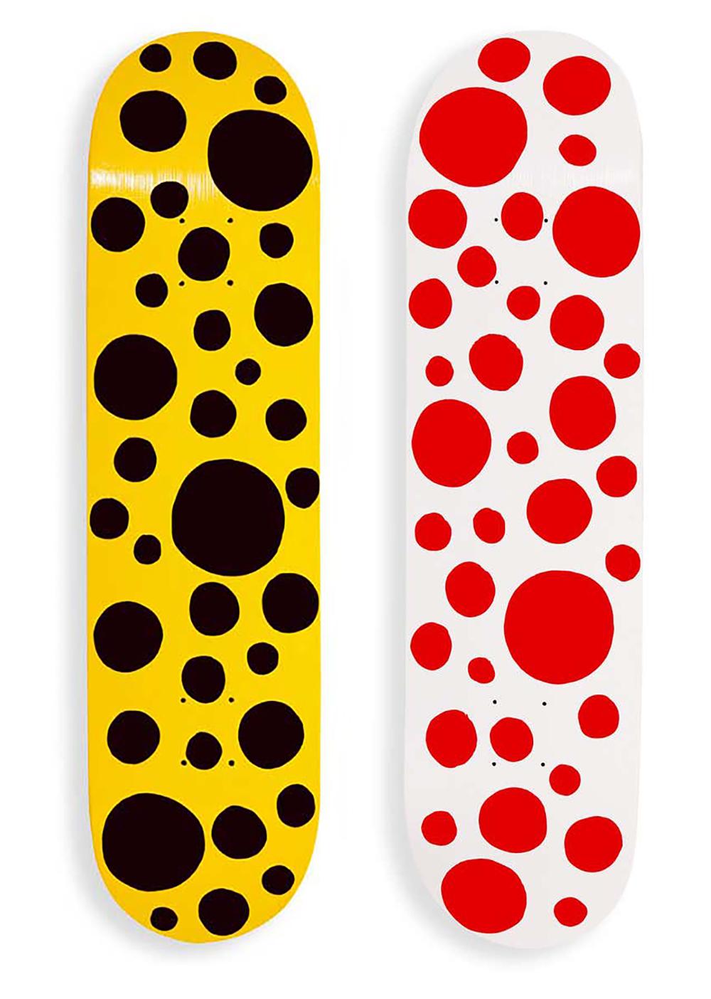 Yayoi Kusama MoMa Skateboard Decks (ensemble de 2 œuvres) :
Ces planches de skateboard très décoratives de Yayoi Kusama sont ornées de l'imagerie Dots Obsession de Kusama et constituent une œuvre d'art murale Kusama remarquable qui s'accroche