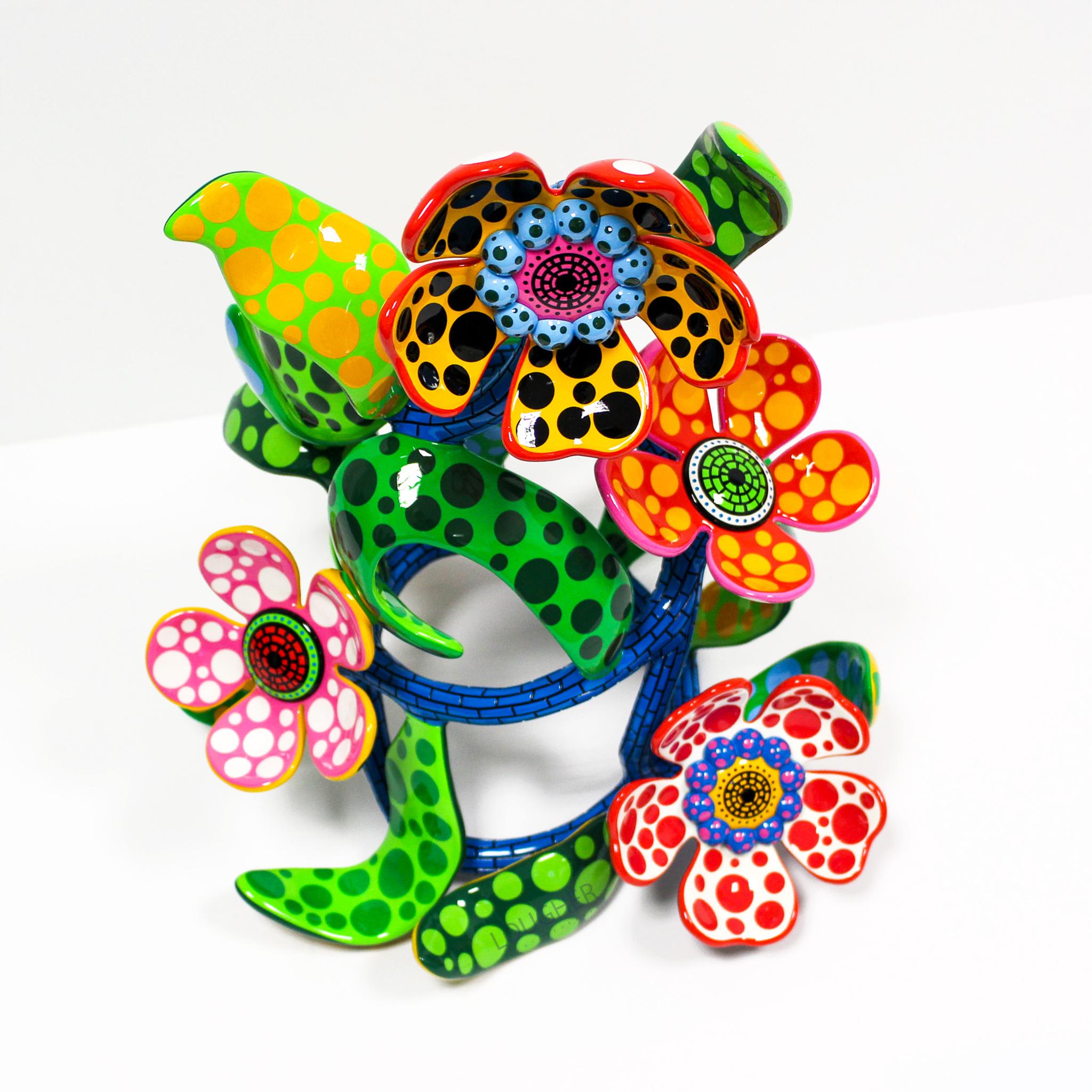 My Heart That Blooms in the Darkness of Night - Contemporary Sculpture by Yayoi Kusama