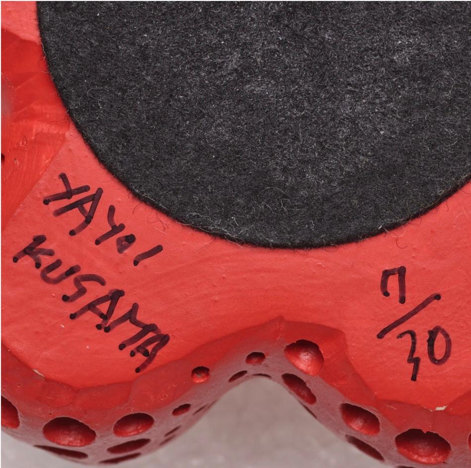 Original handsignierte und nummerierte 7/30 Pumpkin-Skulptur (Rot) auf Sockel mit Schachtel – Sculpture von Yayoi Kusama