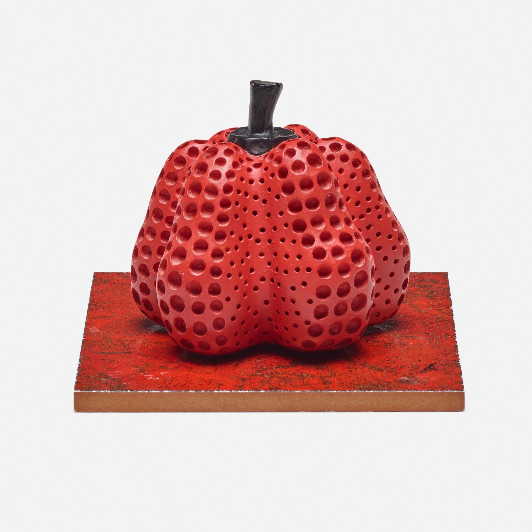 Original handsignierte und nummerierte 7/30 Pumpkin-Skulptur (Rot) auf Sockel mit Schachtel (Pop-Art), Sculpture, von Yayoi Kusama