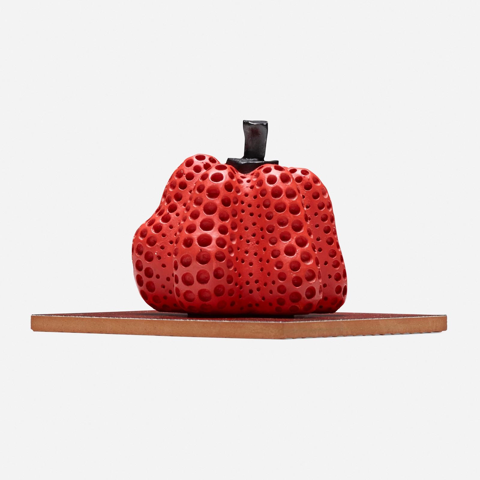 Original handsignierte und nummerierte 7/30 Pumpkin-Skulptur (Rot) auf Sockel mit Schachtel (Grau), Figurative Sculpture, von Yayoi Kusama