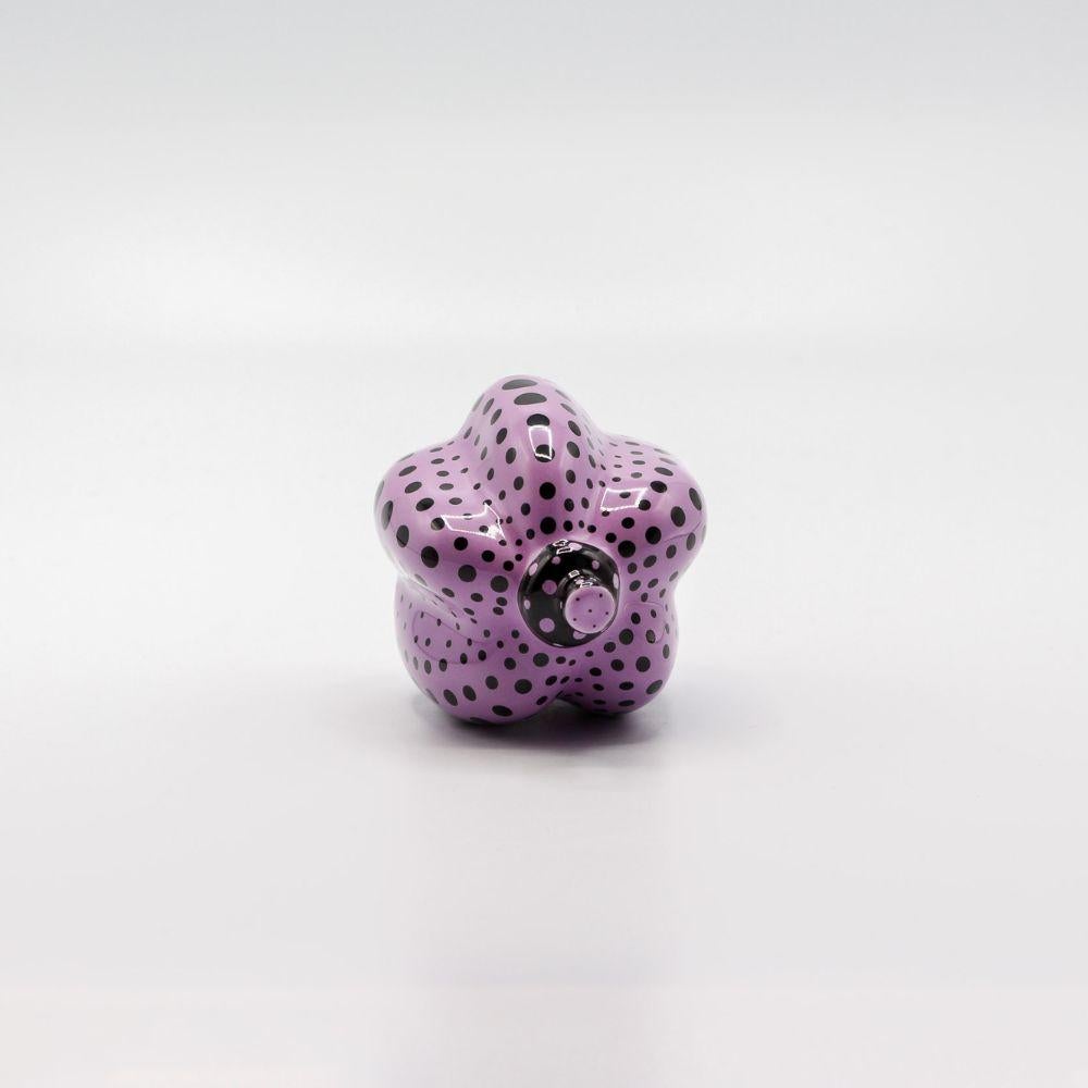 Calabaza (Limoges) (morada y negra), 2002, Escultura de cerámica editada - Sculpture de Yayoi Kusama