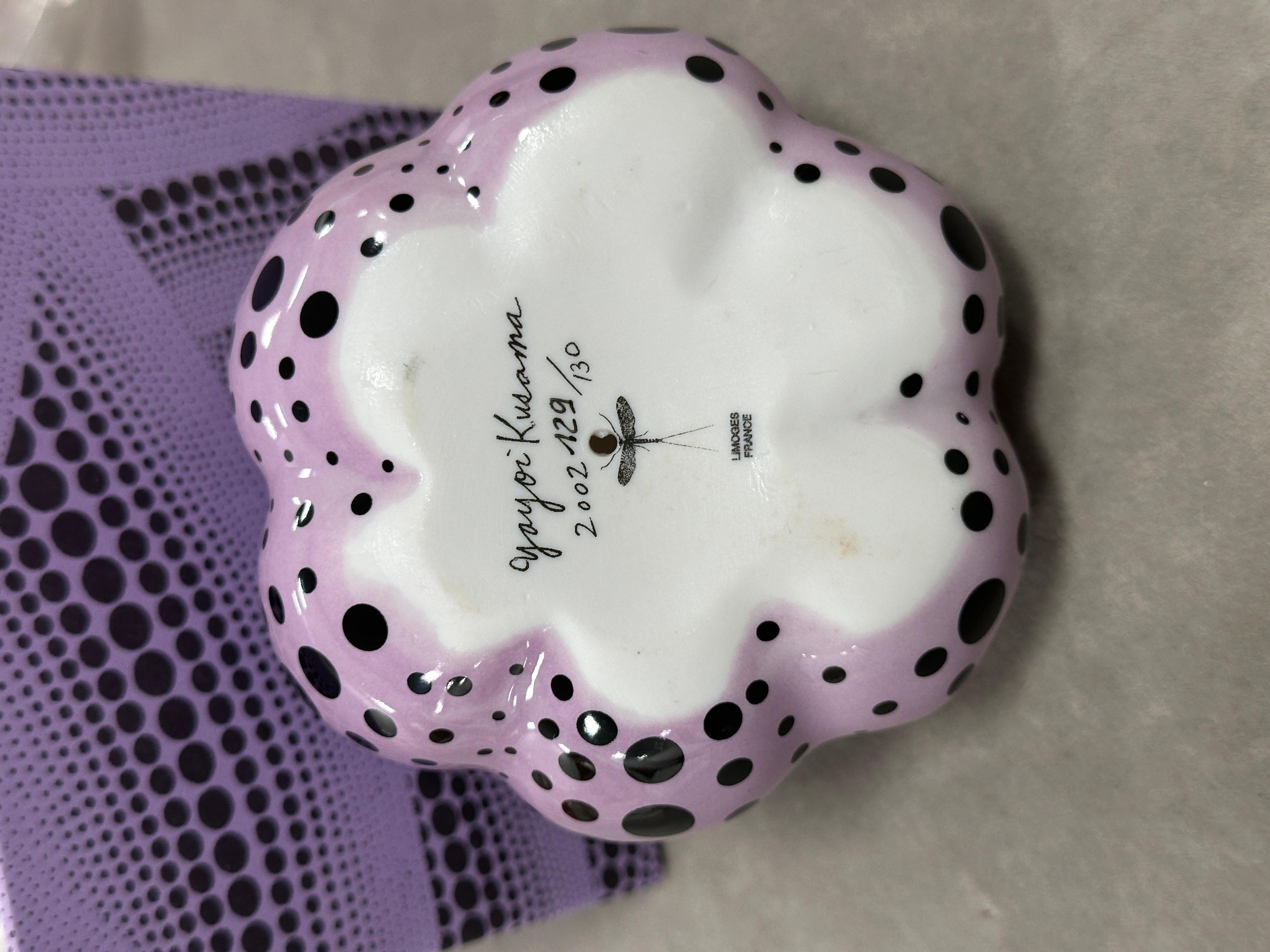 Zucca (Limoges) (viola e nera), 2002, scultura in ceramica in edizione speciale - Figurative Sculpture Grigio di Yayoi Kusama
