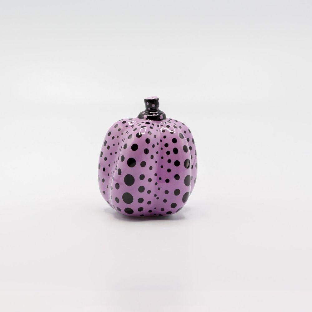 Figurative Sculpture de Yayoi Kusama - Calabaza (Limoges) (morada y negra), 2002, Escultura de cerámica editada