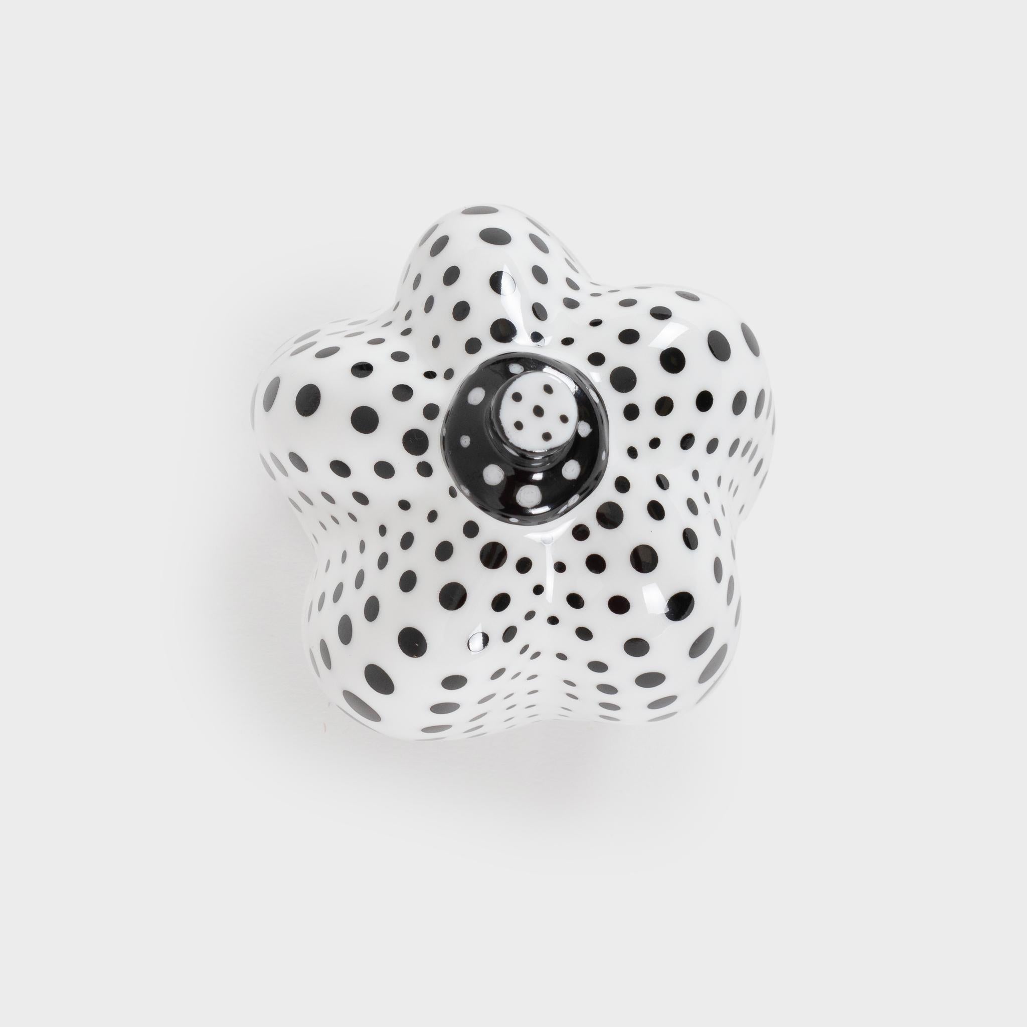 Calabaza (Limoges) (blanca y negra), 2002, Escultura de cerámica editada - Sculpture de Yayoi Kusama