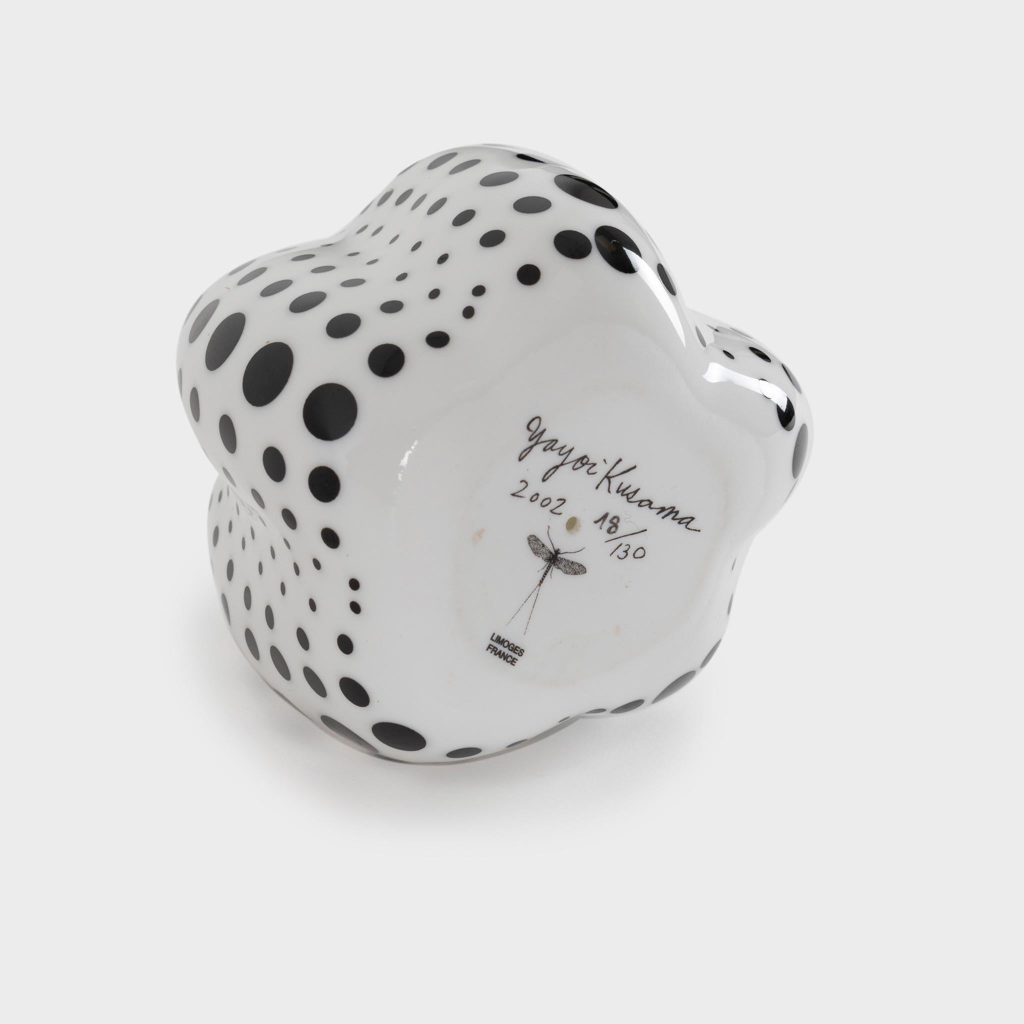 Calabaza (Limoges) (blanca y negra), 2002, Escultura de cerámica editada - Sculpture Contemporáneo de Yayoi Kusama
