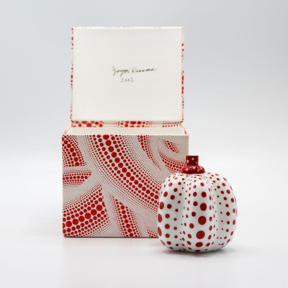 Kürbis (Limoges) (Weiß & Rot), Keramik-Skulptur mit Edition – Sculpture von Yayoi Kusama