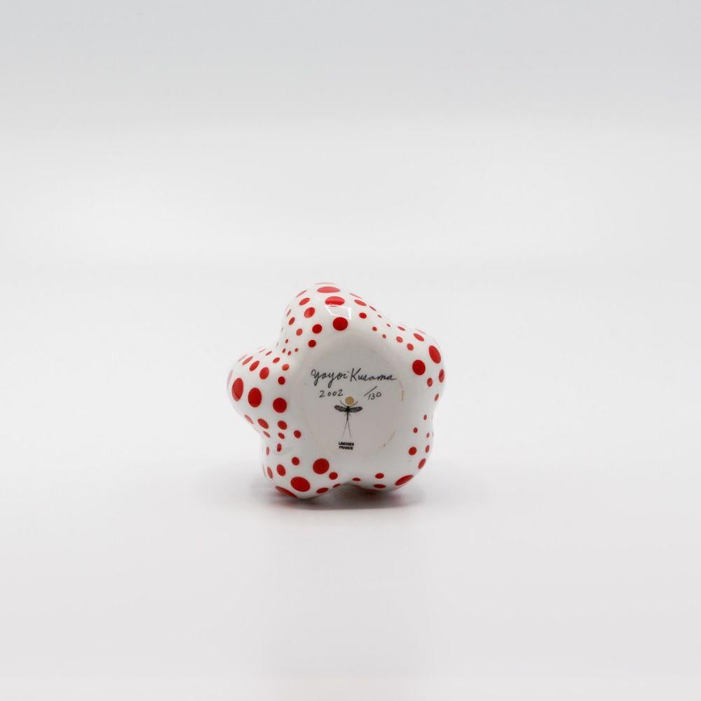Kürbis (Limoges) (Weiß & Rot), Keramik-Skulptur mit Edition (Zeitgenössisch), Sculpture, von Yayoi Kusama