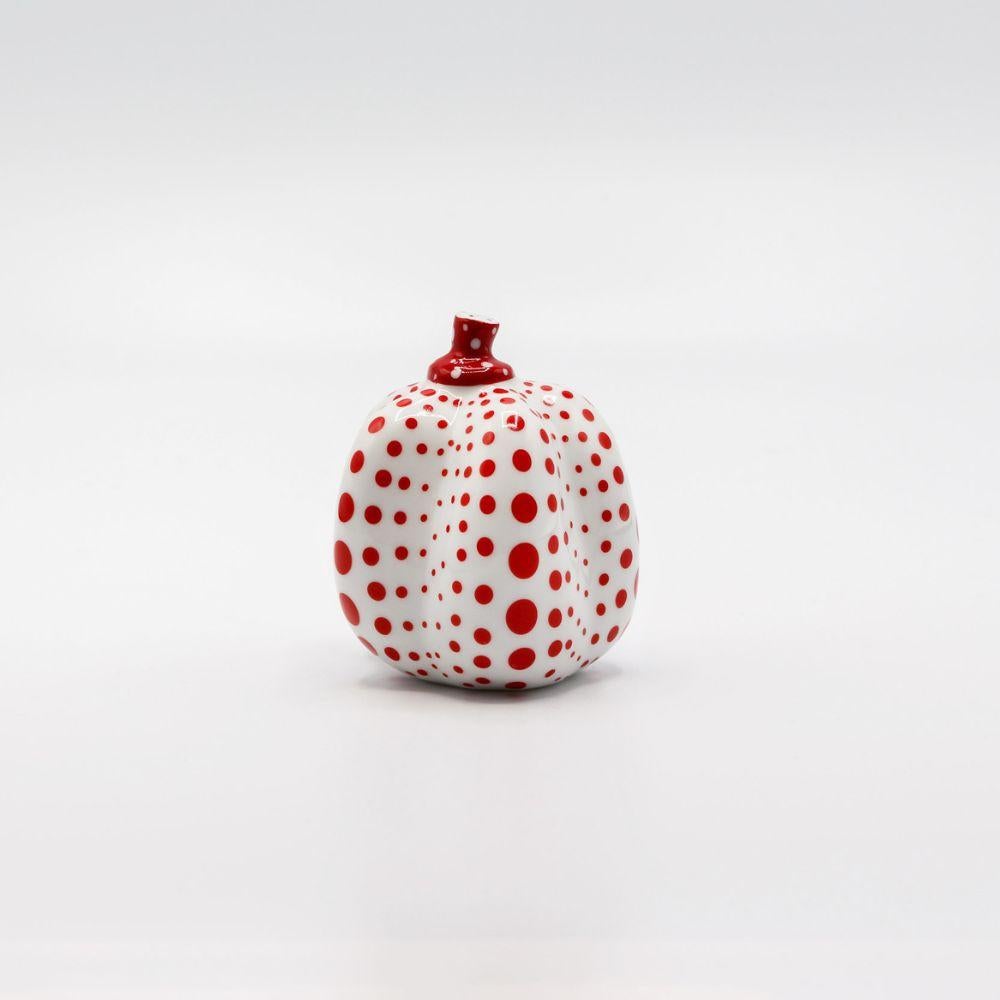 Yayoi Kusama Figurative Sculpture – Kürbis (Limoges) (Weiß & Rot), Keramik-Skulptur mit Edition