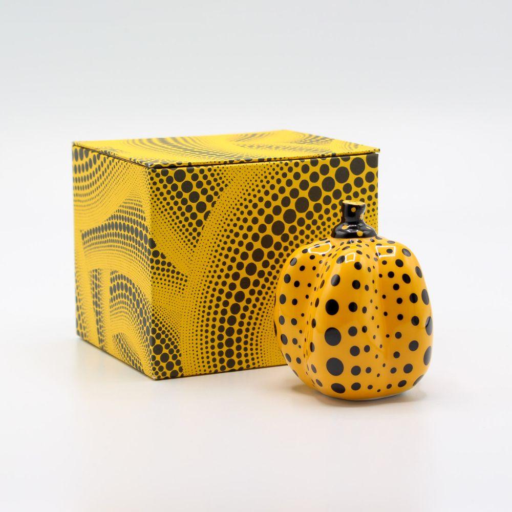 Calabaza (Limoges) (Amarilla y Negra), Escultura de cerámica editada - Sculpture Contemporáneo de Yayoi Kusama