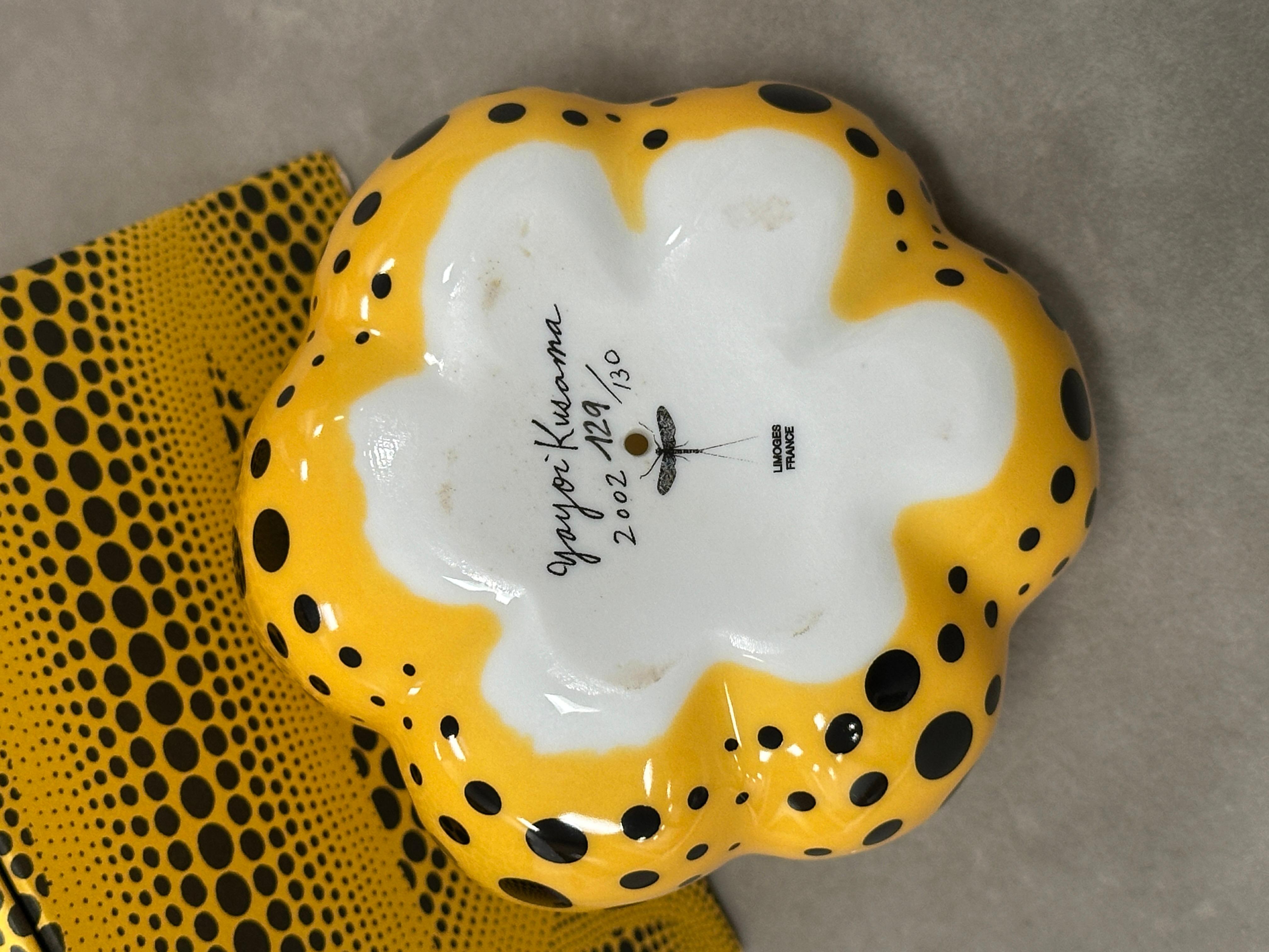 Citrouille (Limoges) (jaune et noir), sculpture en céramique éditée - Gris Figurative Sculpture par Yayoi Kusama