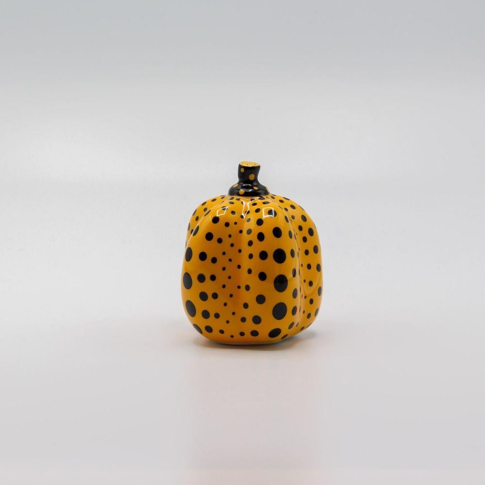 Figurative Sculpture de Yayoi Kusama - Calabaza (Limoges) (Amarilla y Negra), Escultura de cerámica editada